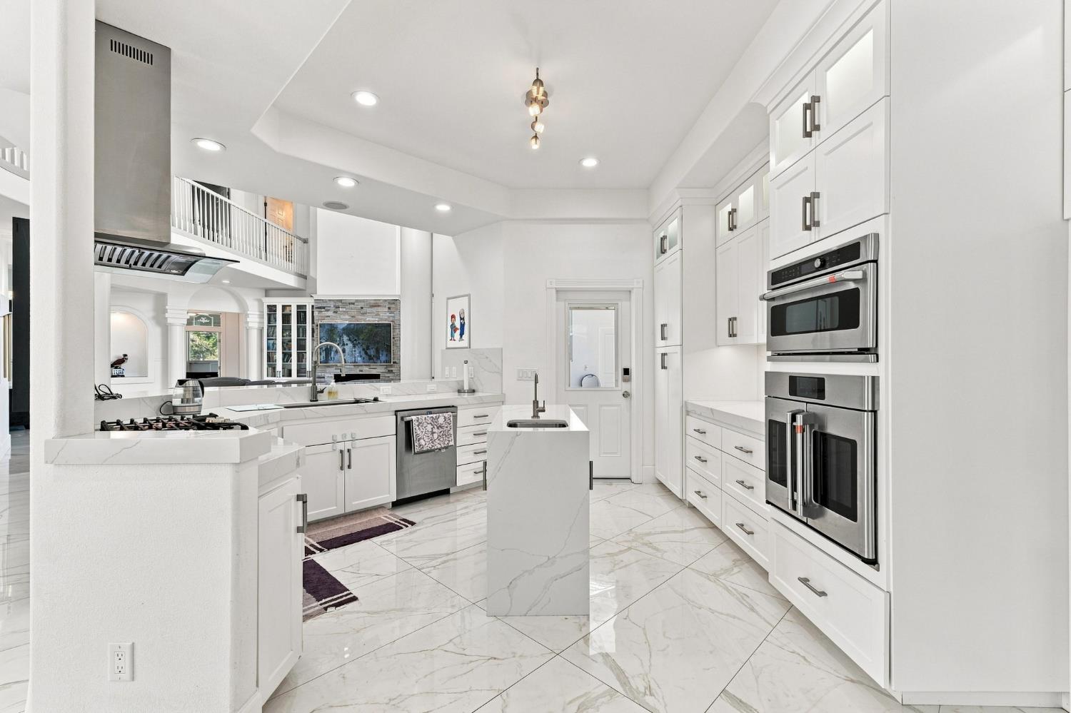2595 W Beechwood Ave, Fresno, CA 93711
