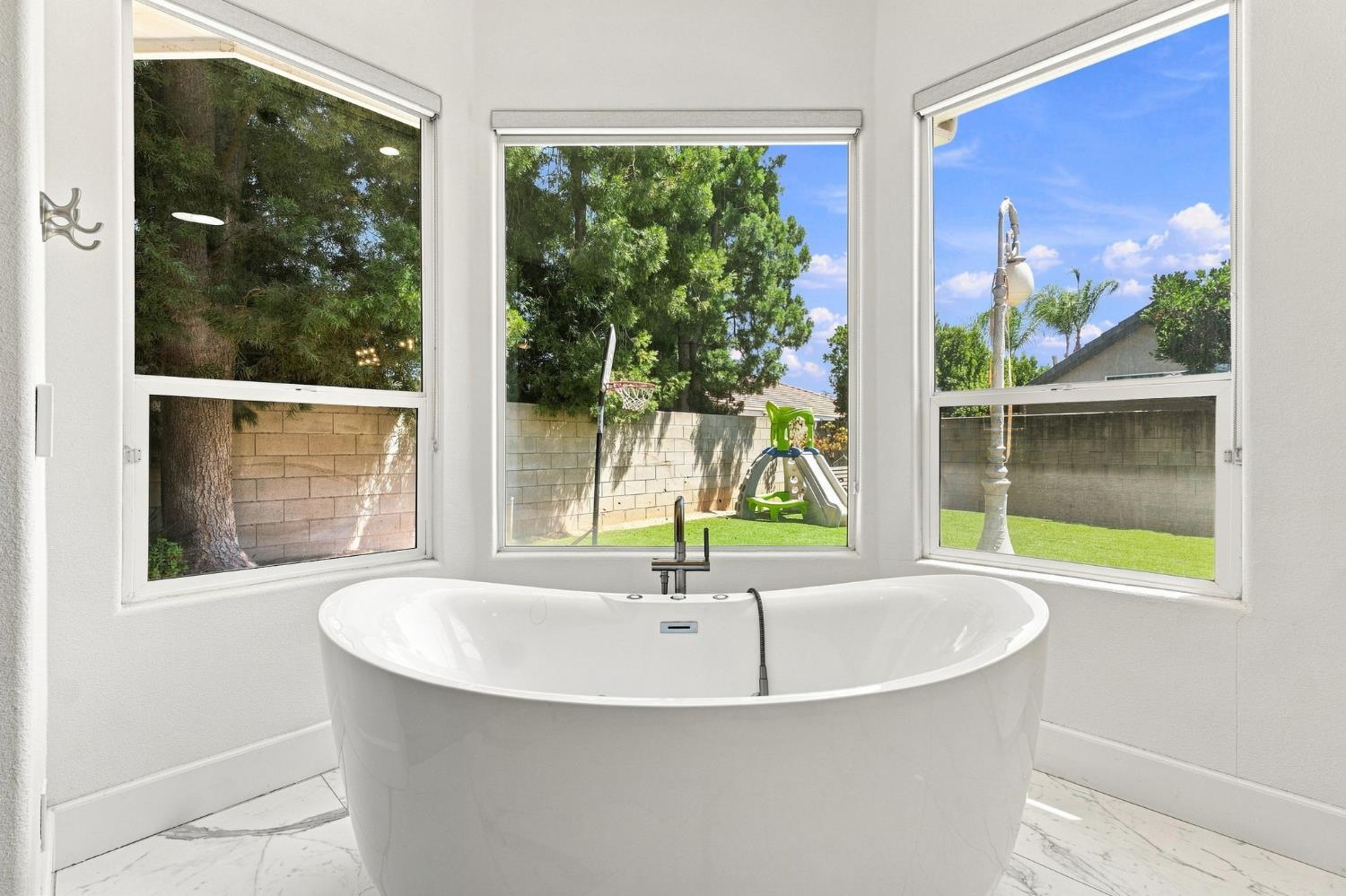 2595 W Beechwood Ave, Fresno, CA 93711