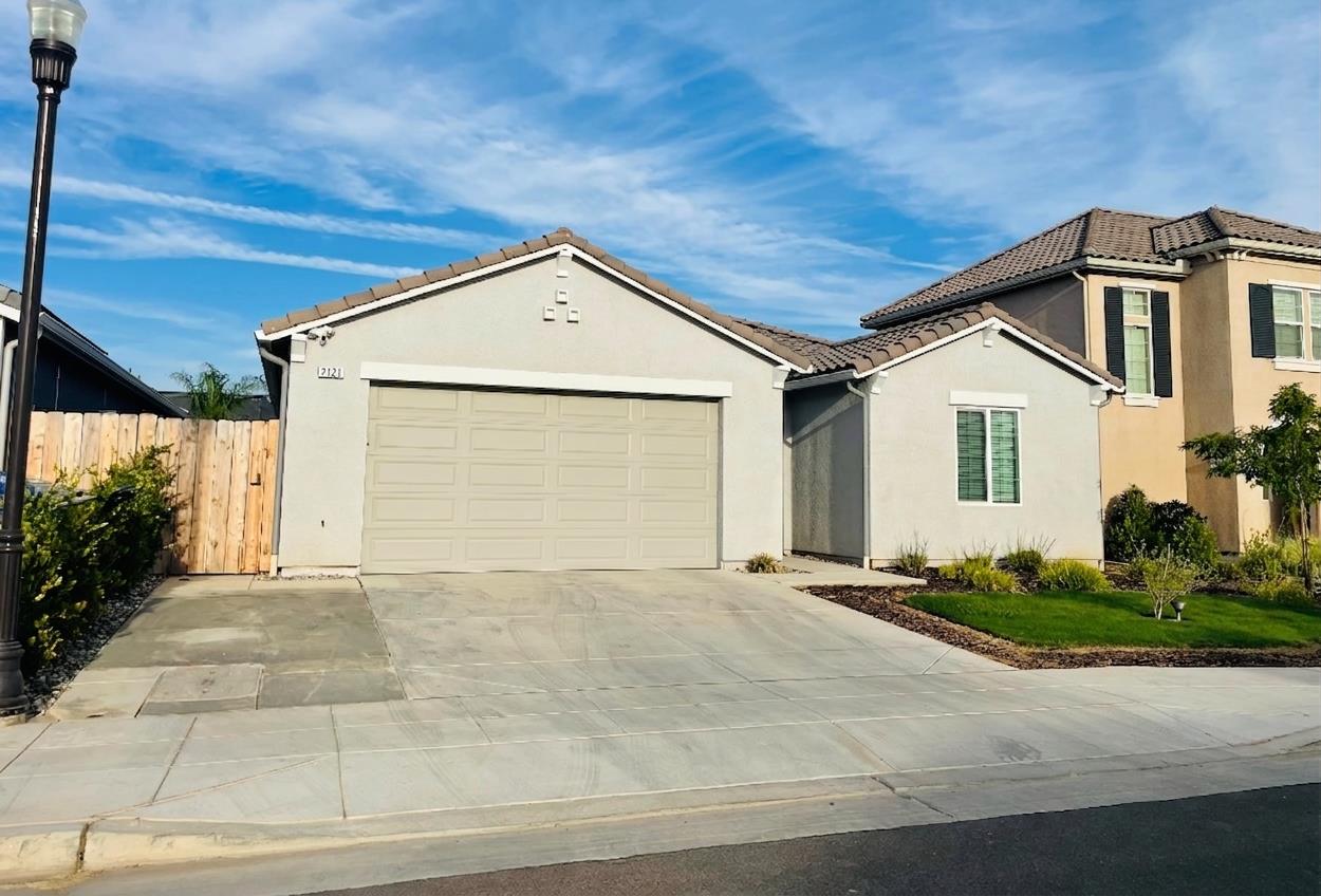 2121 Descanso Ave, Clovis, CA 93619