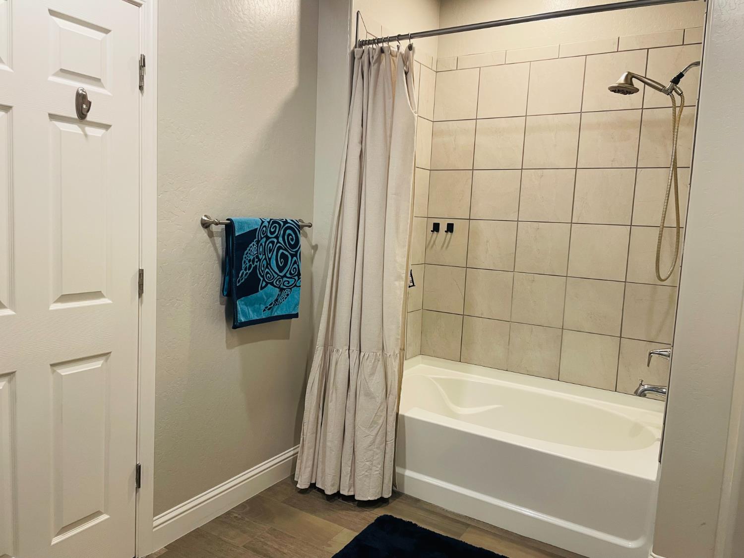 2121 Descanso Ave, Clovis, CA 93619