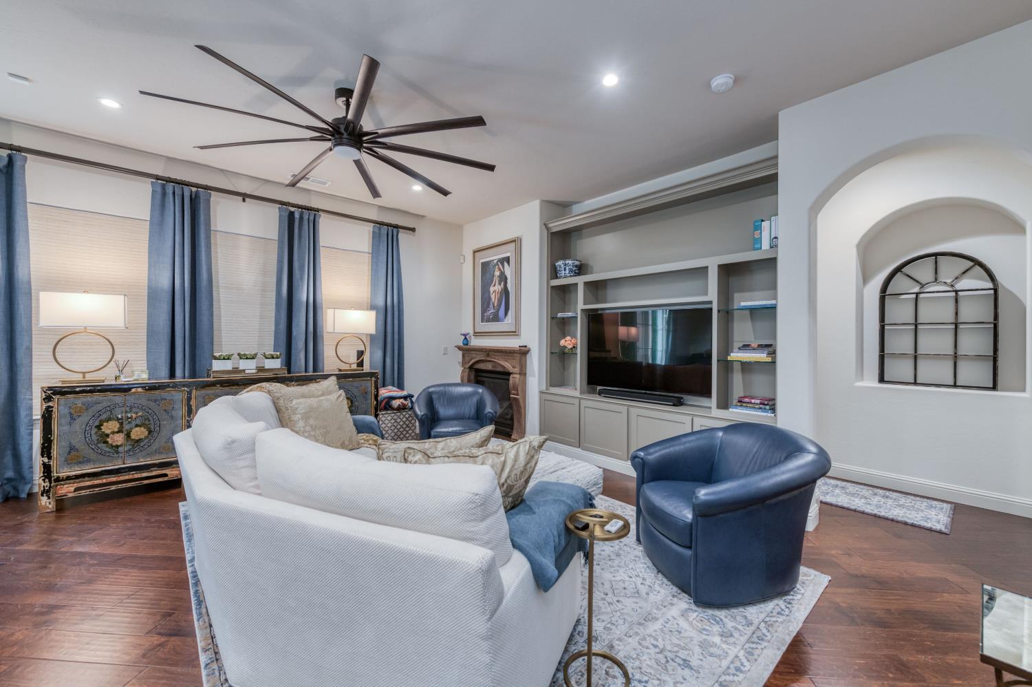 1557 E Via Estrella Dr, Fresno, CA 93730