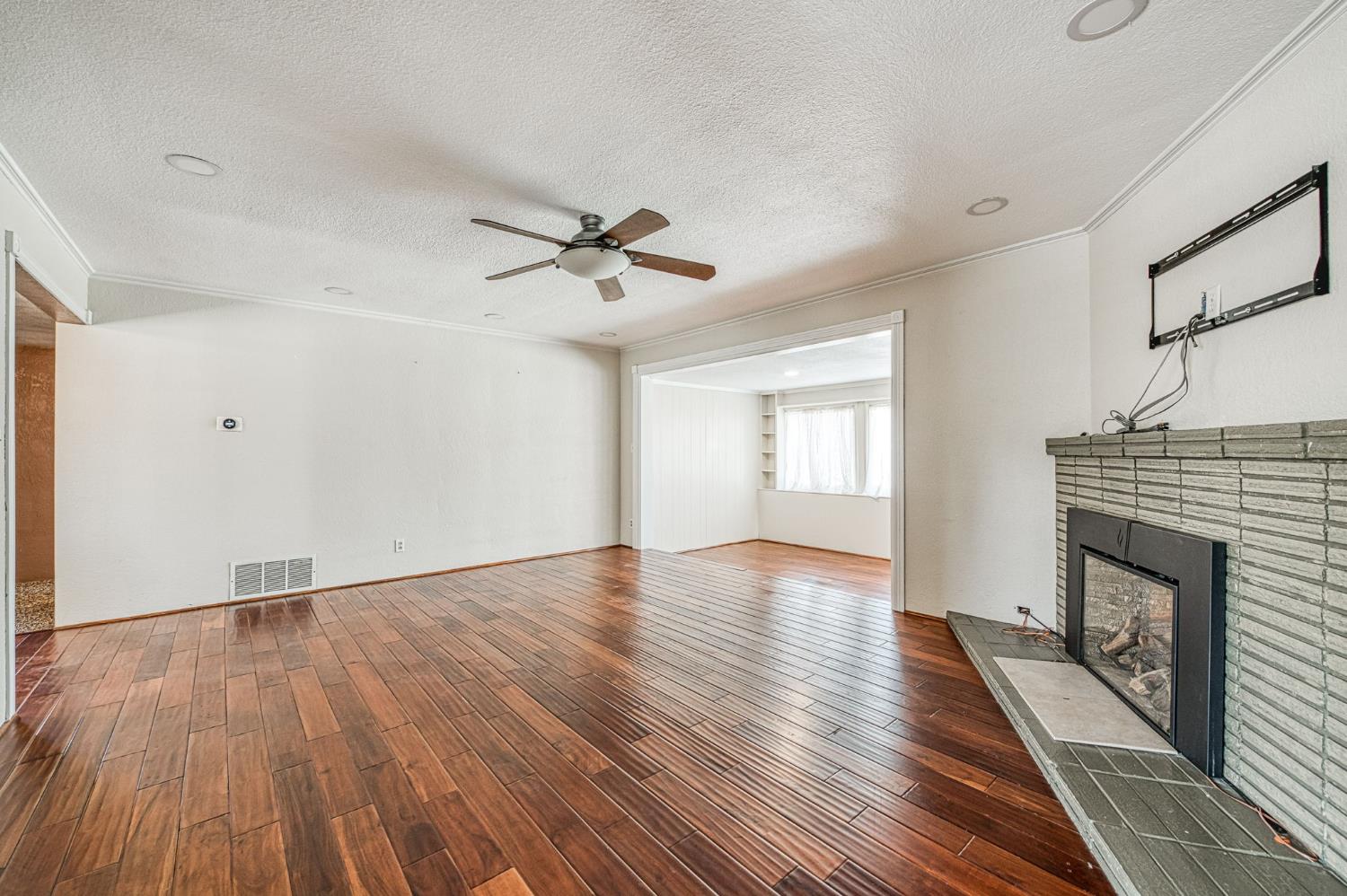 2995 E Buckingham Way, Fresno, CA 93726