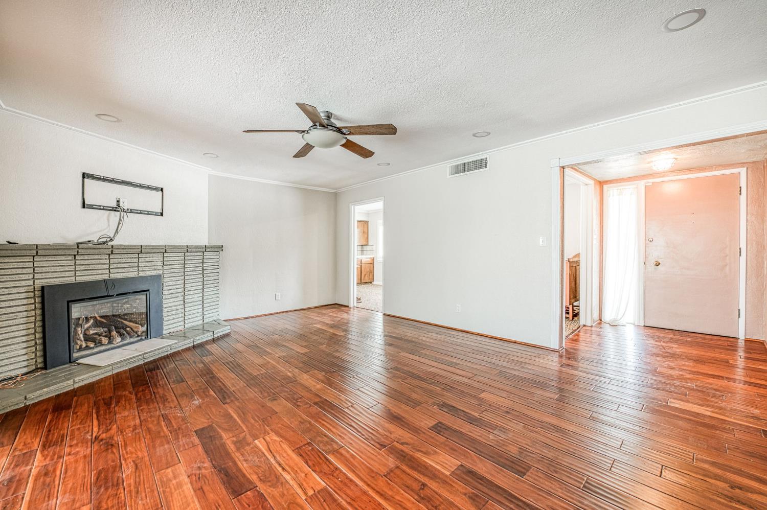 2995 E Buckingham Way, Fresno, CA 93726
