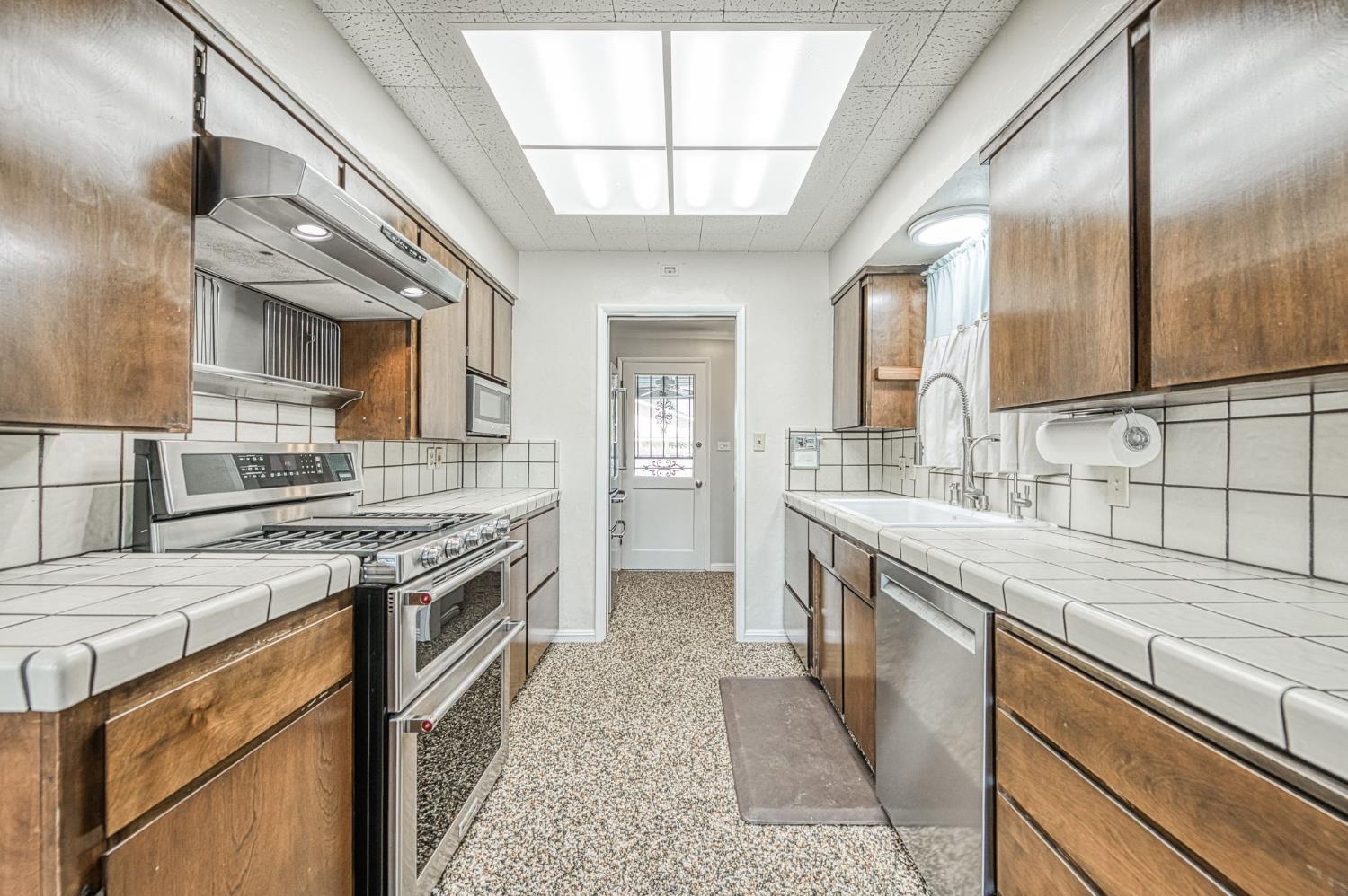 2995 E Buckingham Way, Fresno, CA 93726