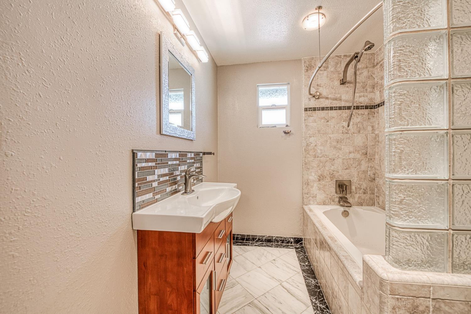 2995 E Buckingham Way, Fresno, CA 93726