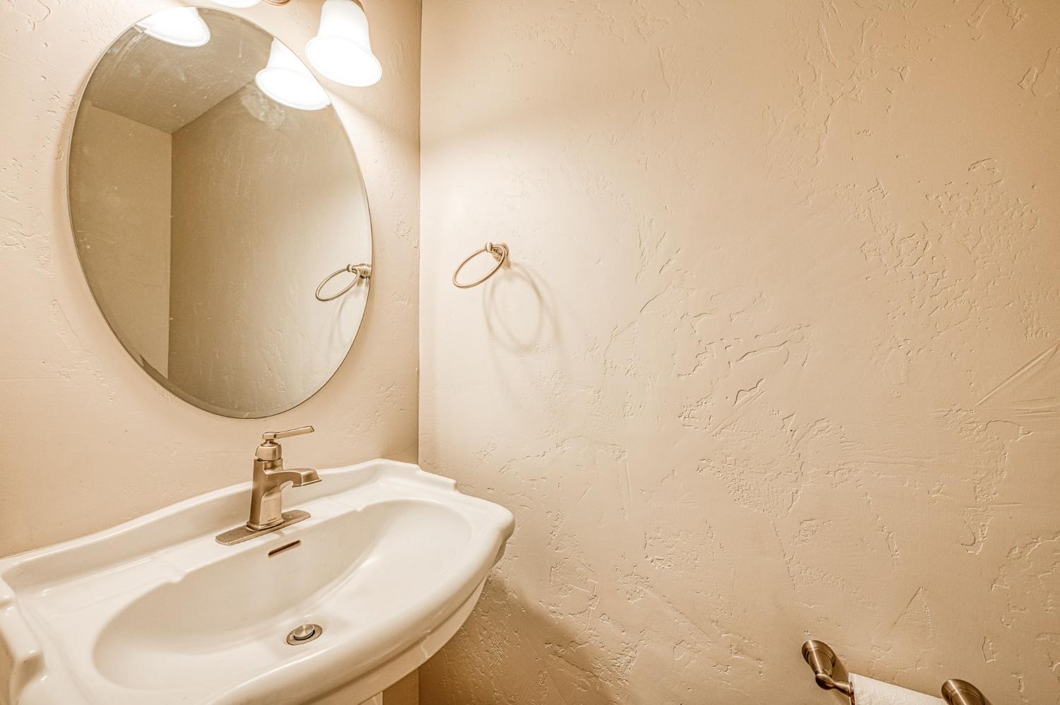 2995 E Buckingham Way, Fresno, CA 93726