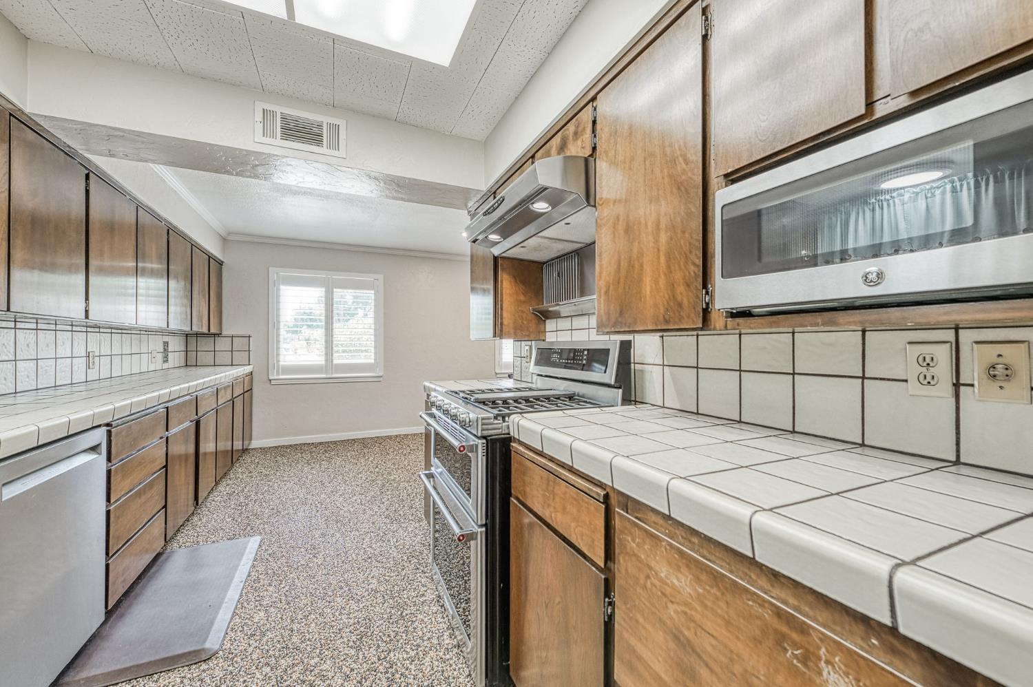 2995 E Buckingham Way, Fresno, CA 93726