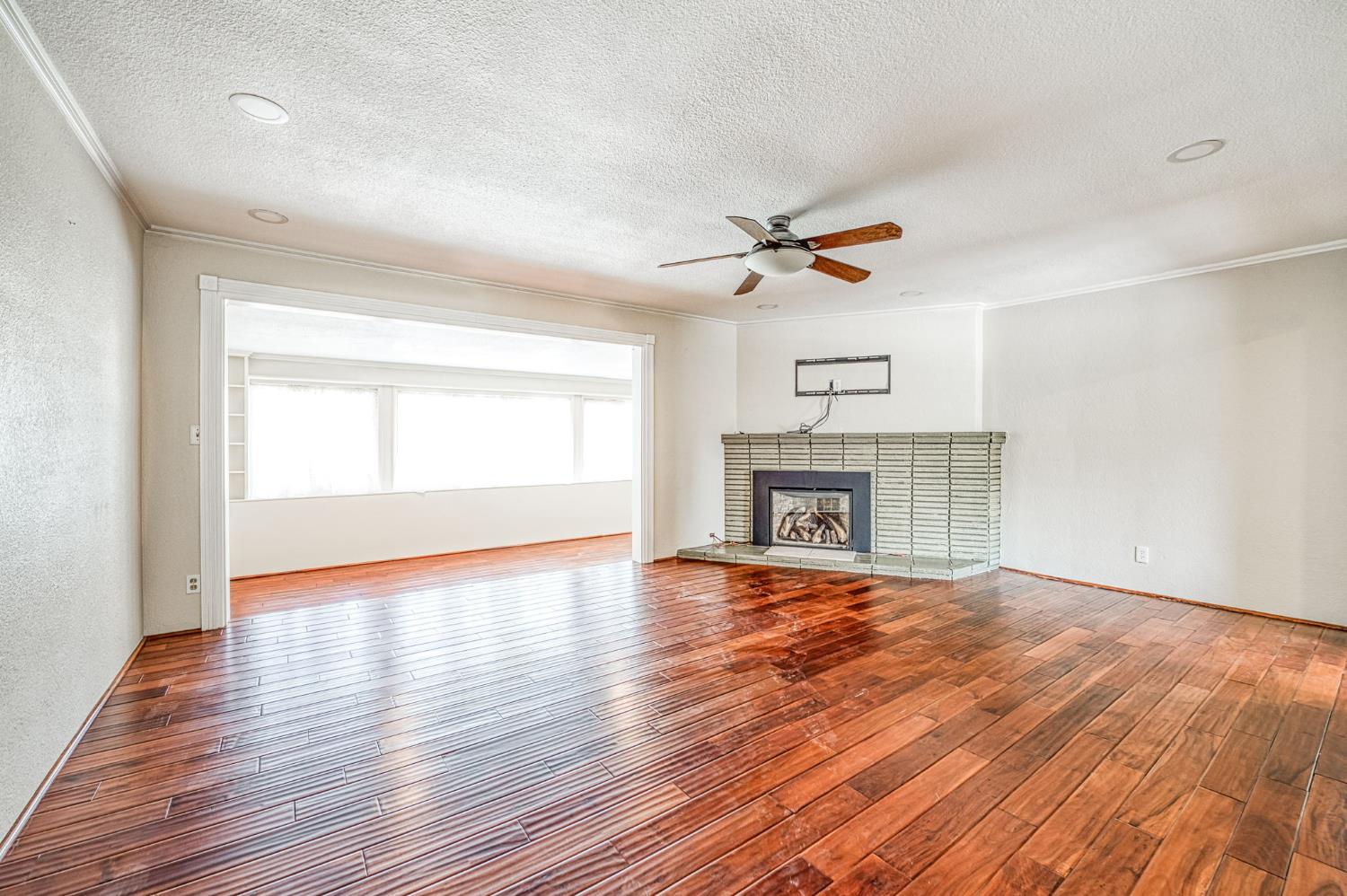 2995 E Buckingham Way, Fresno, CA 93726