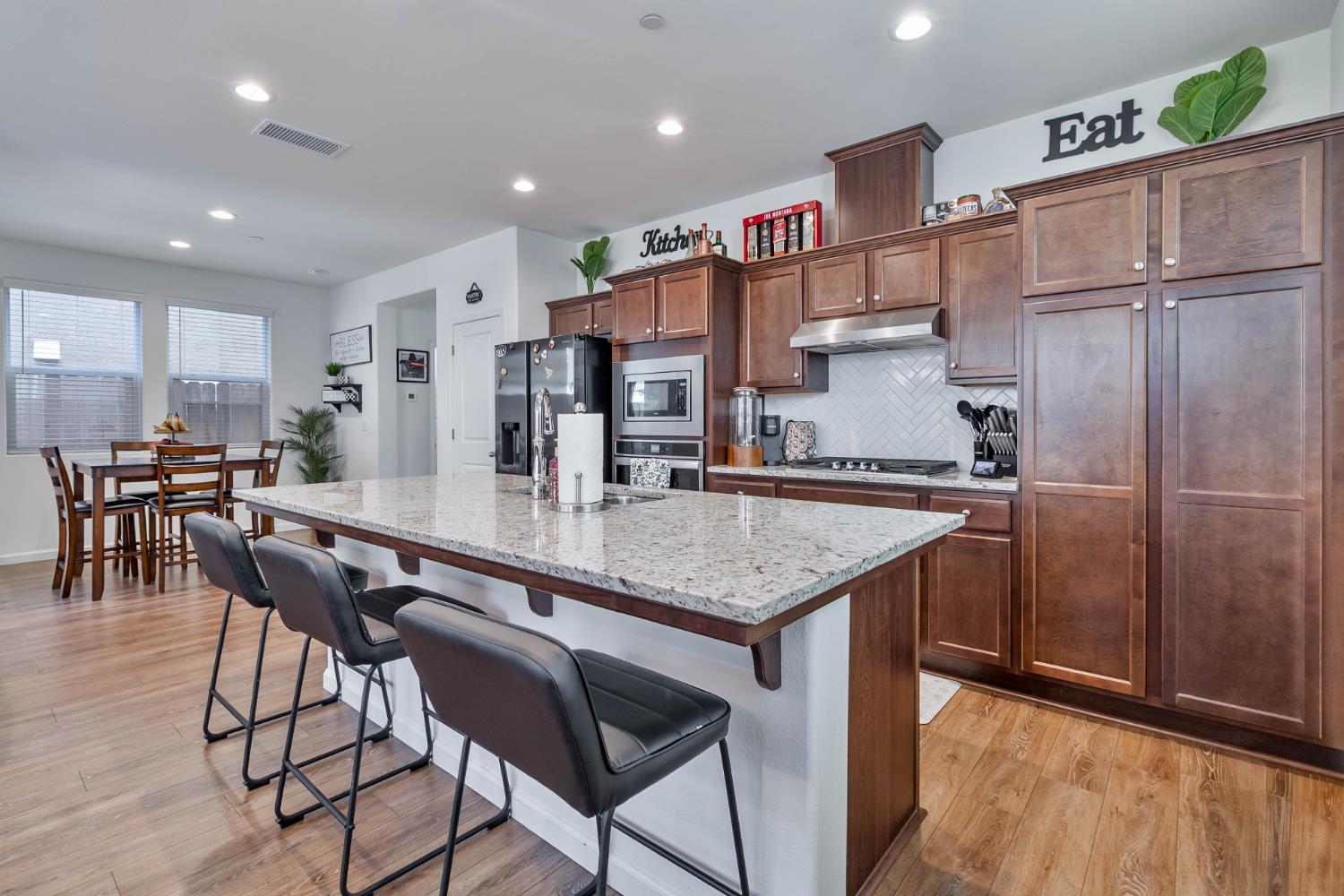 915 Winchell Way W, Madera, CA 93636