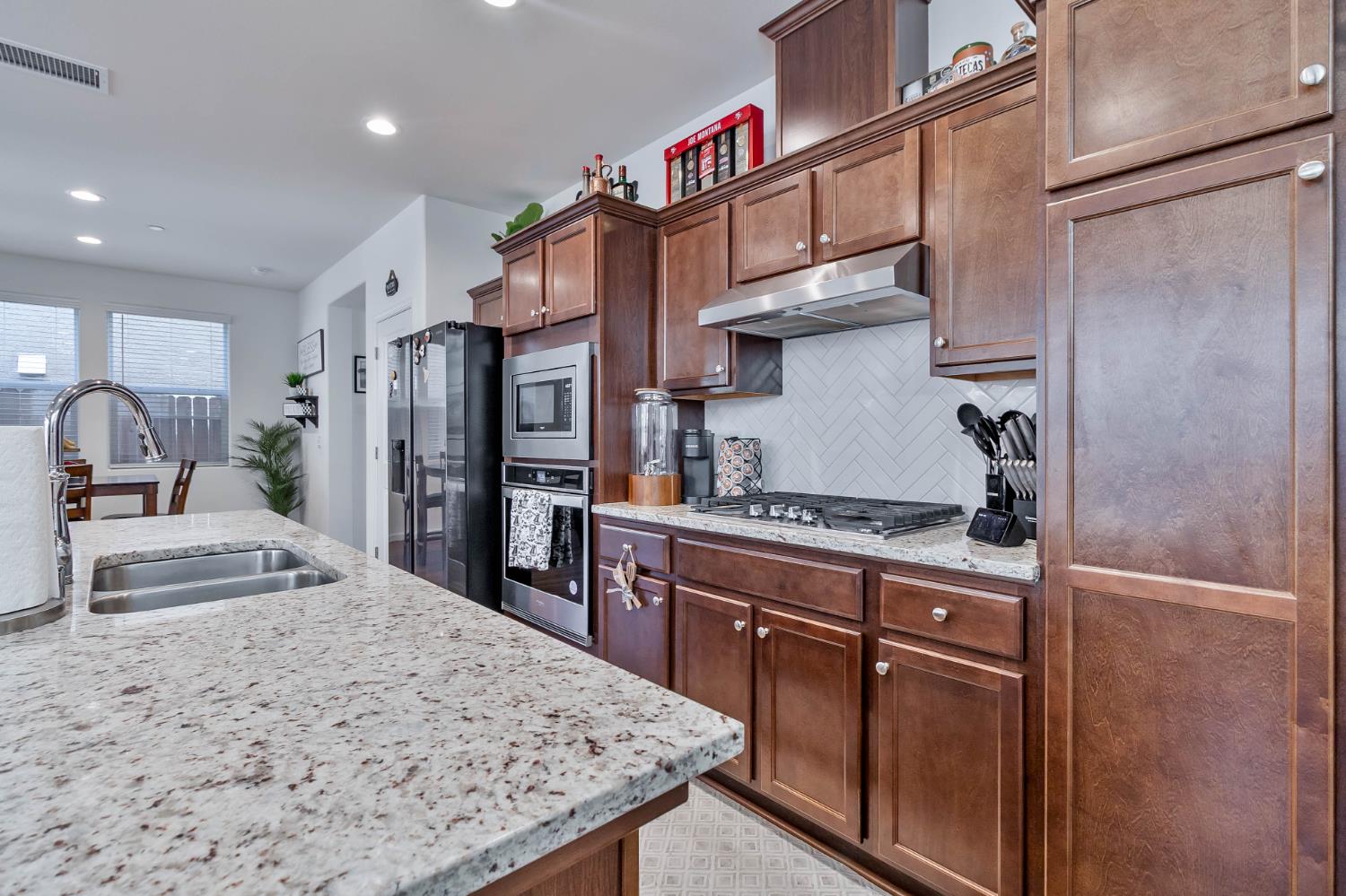 915 Winchell Way W, Madera, CA 93636