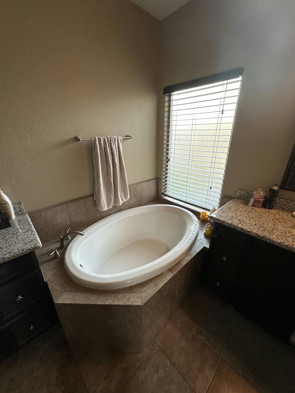 669 Ficklin Dr, Madera, CA 93637