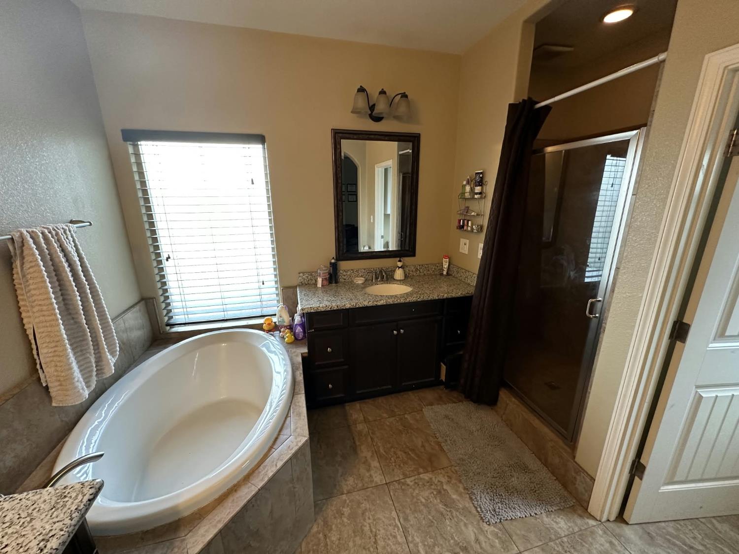 669 Ficklin Dr, Madera, CA 93637