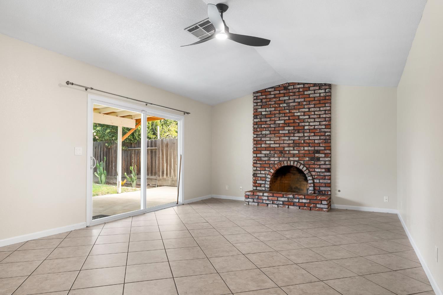 5259 E Inyo St, Fresno, CA 93727