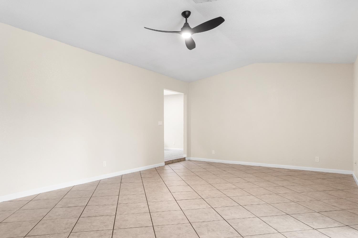 5259 E Inyo St, Fresno, CA 93727