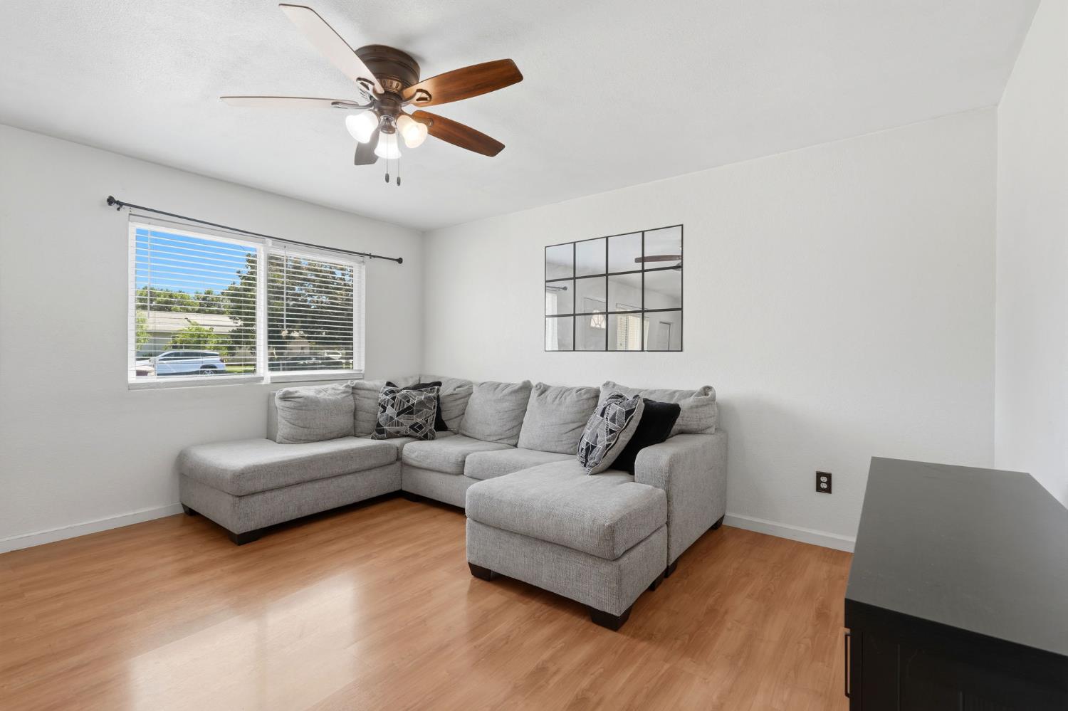 10856 Malta St, Hanford, CA 93230