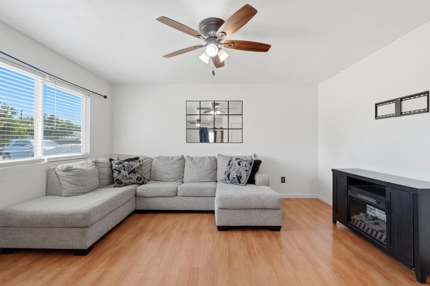 10856 Malta St, Hanford, CA 93230