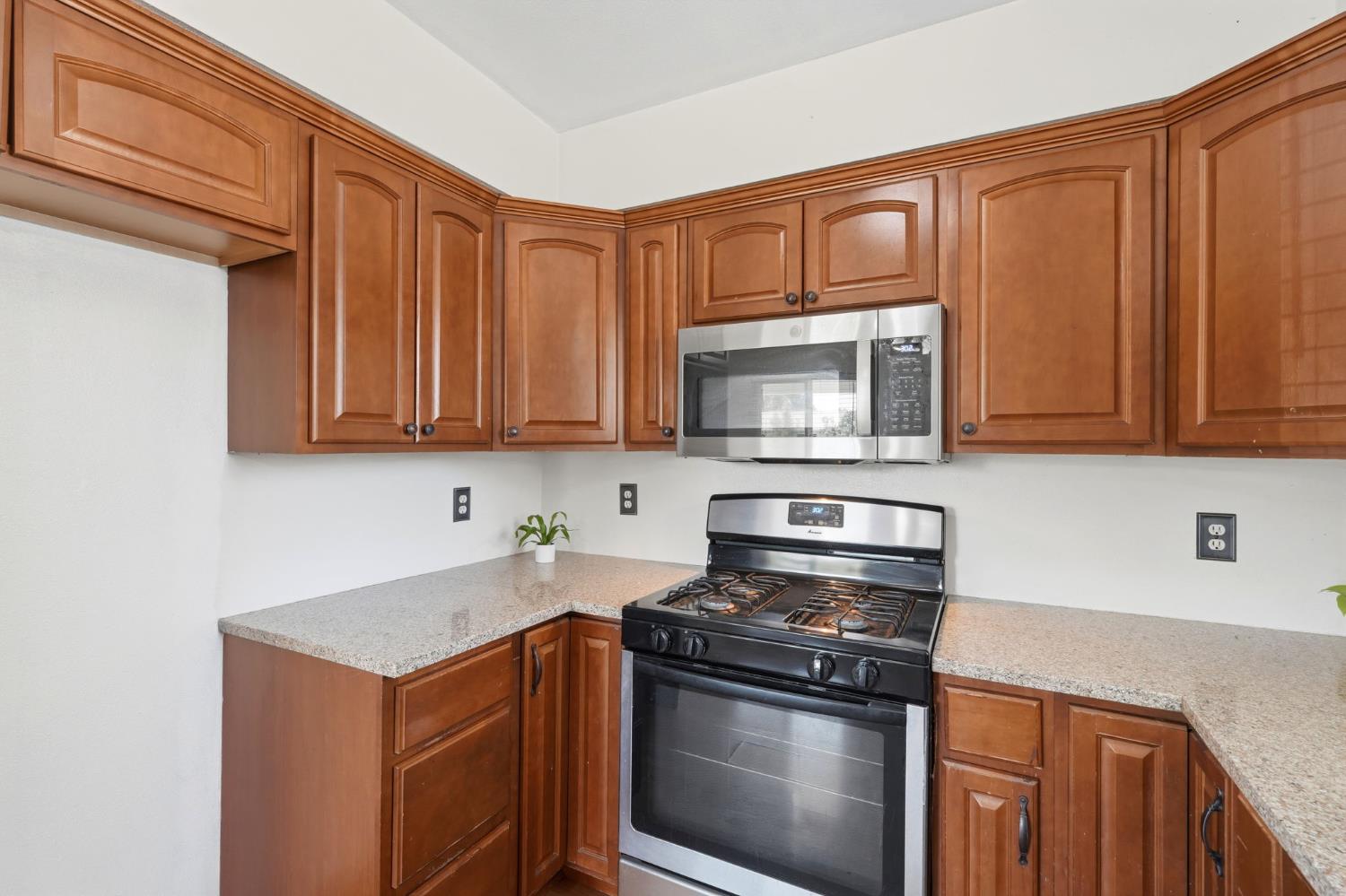 10856 Malta St, Hanford, CA 93230