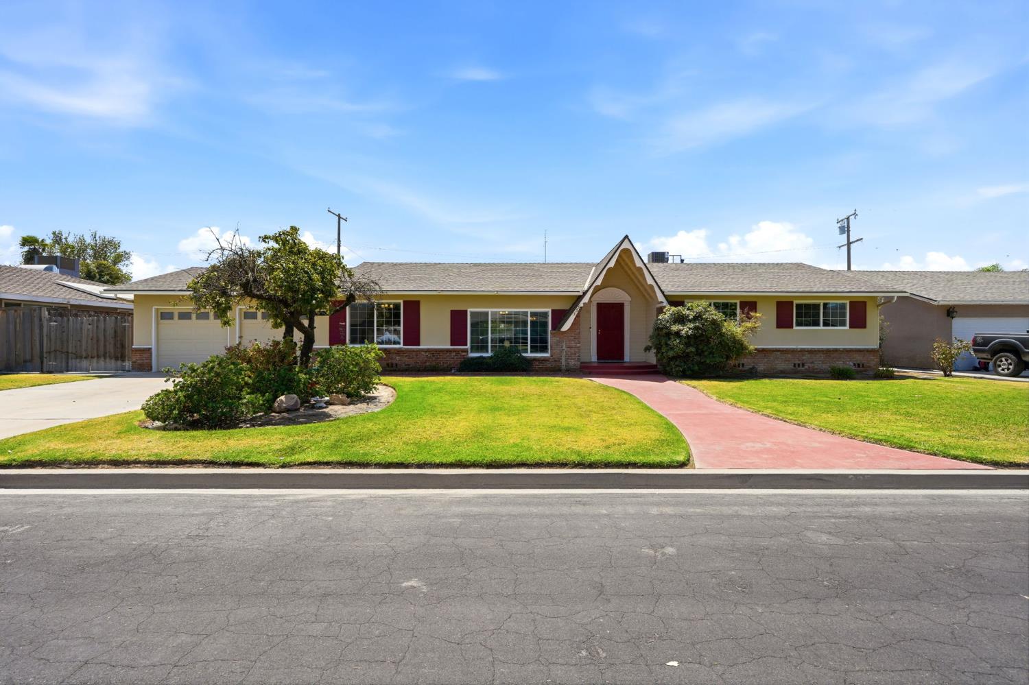 335 E Sycamore Dr, Hanford, CA 93230