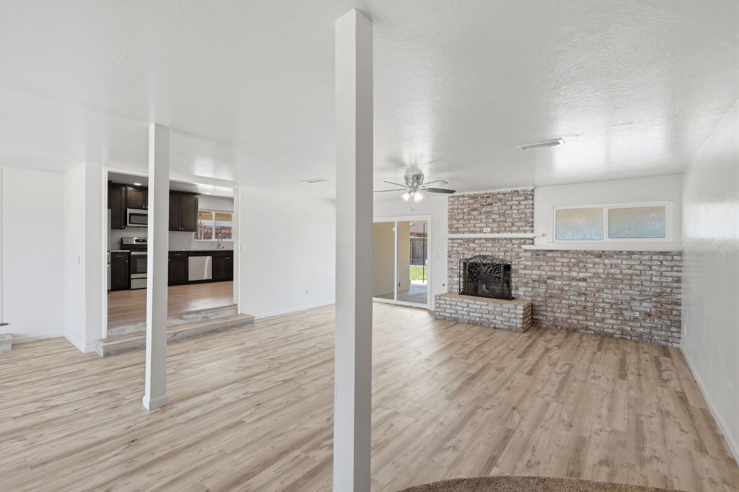 335 E Sycamore Dr, Hanford, CA 93230