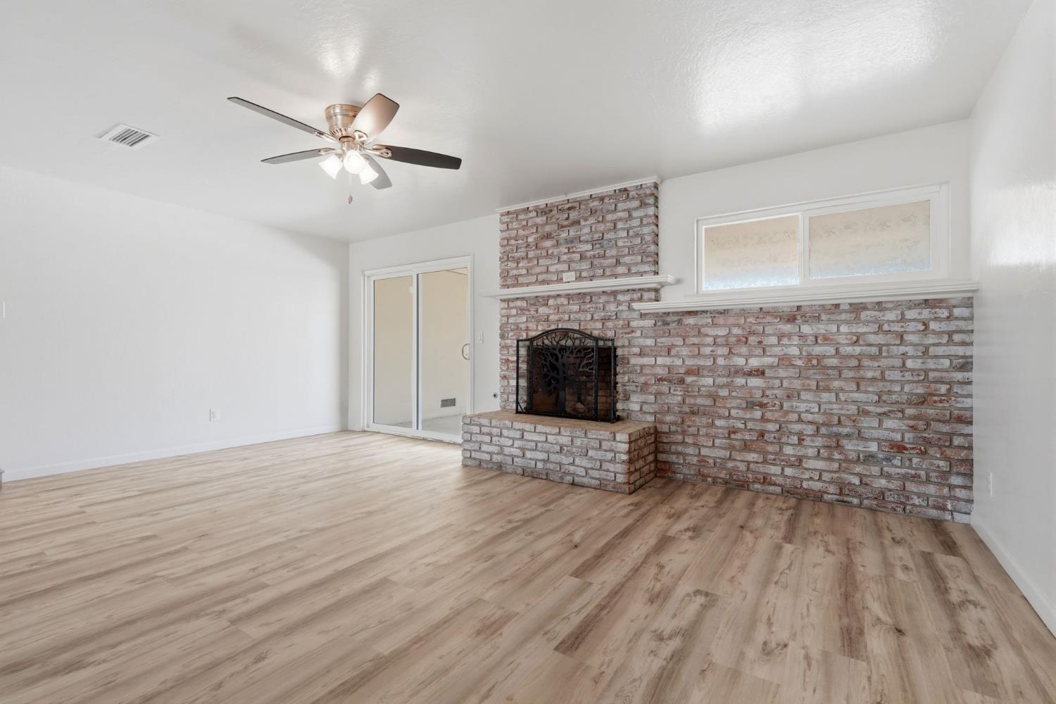 335 E Sycamore Dr, Hanford, CA 93230