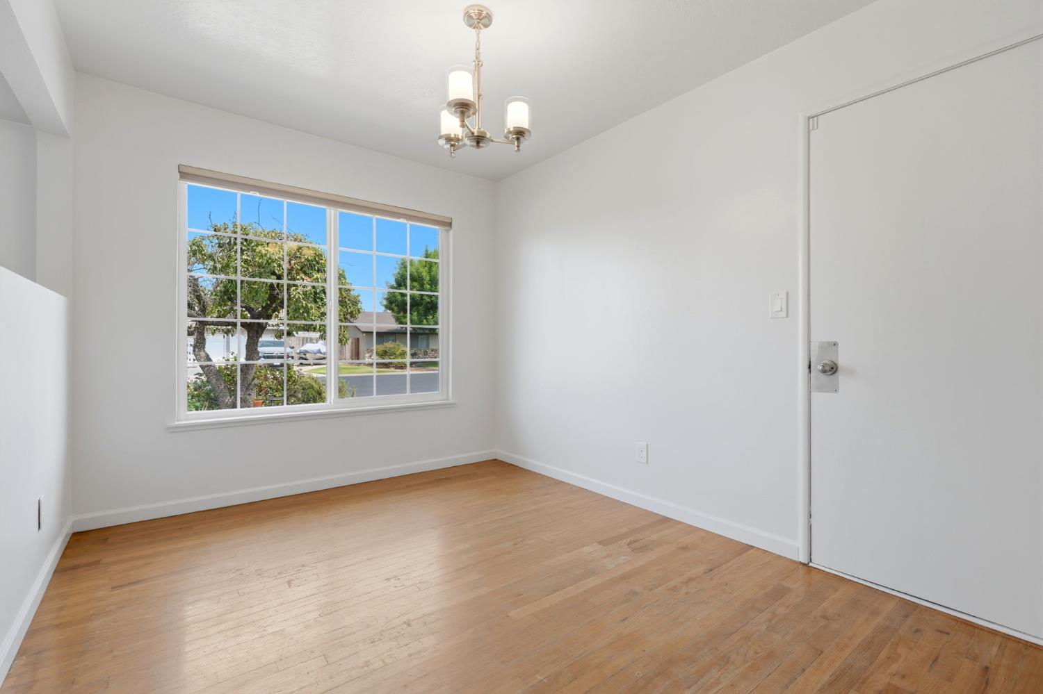 335 E Sycamore Dr, Hanford, CA 93230