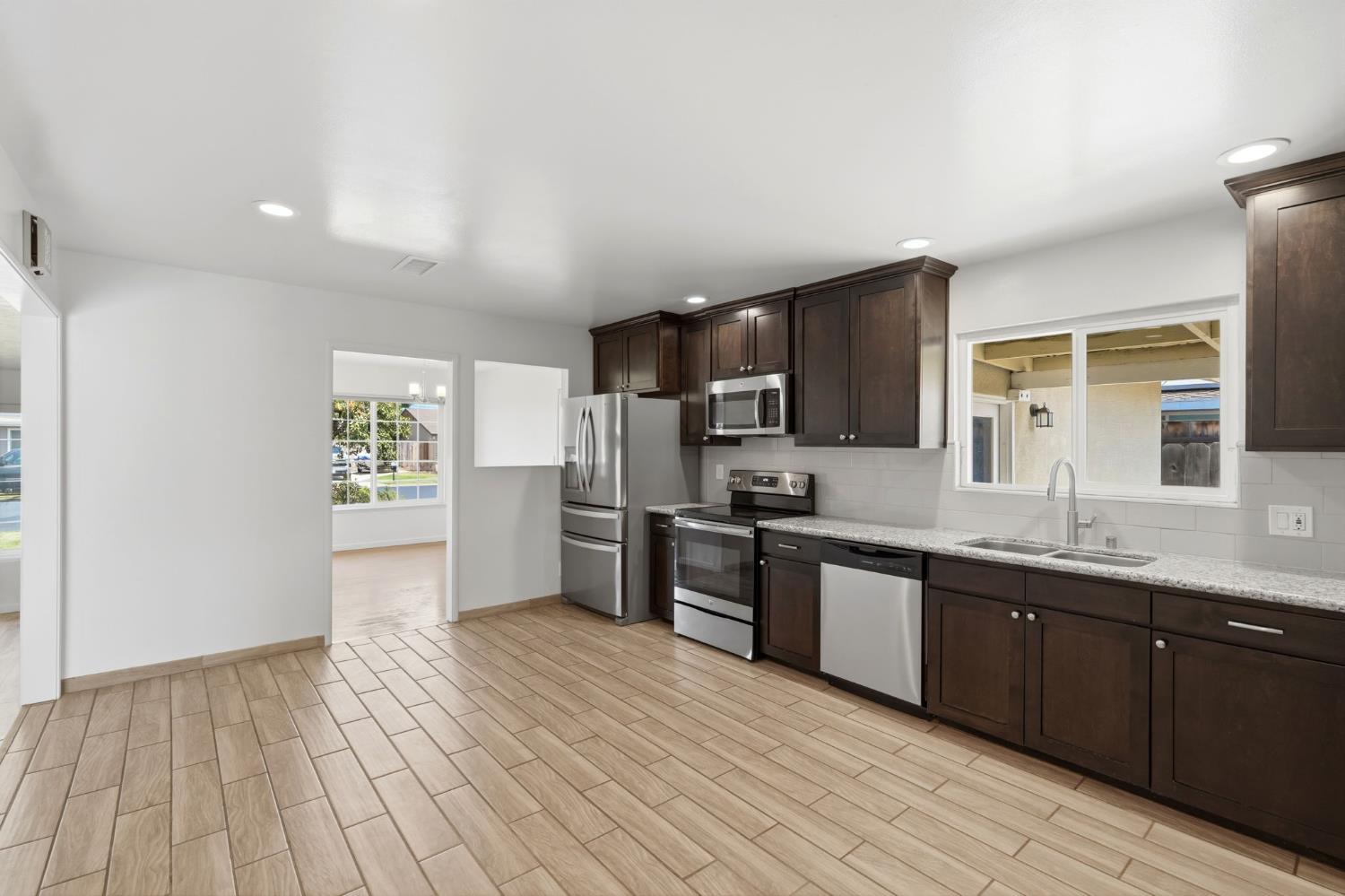 335 E Sycamore Dr, Hanford, CA 93230