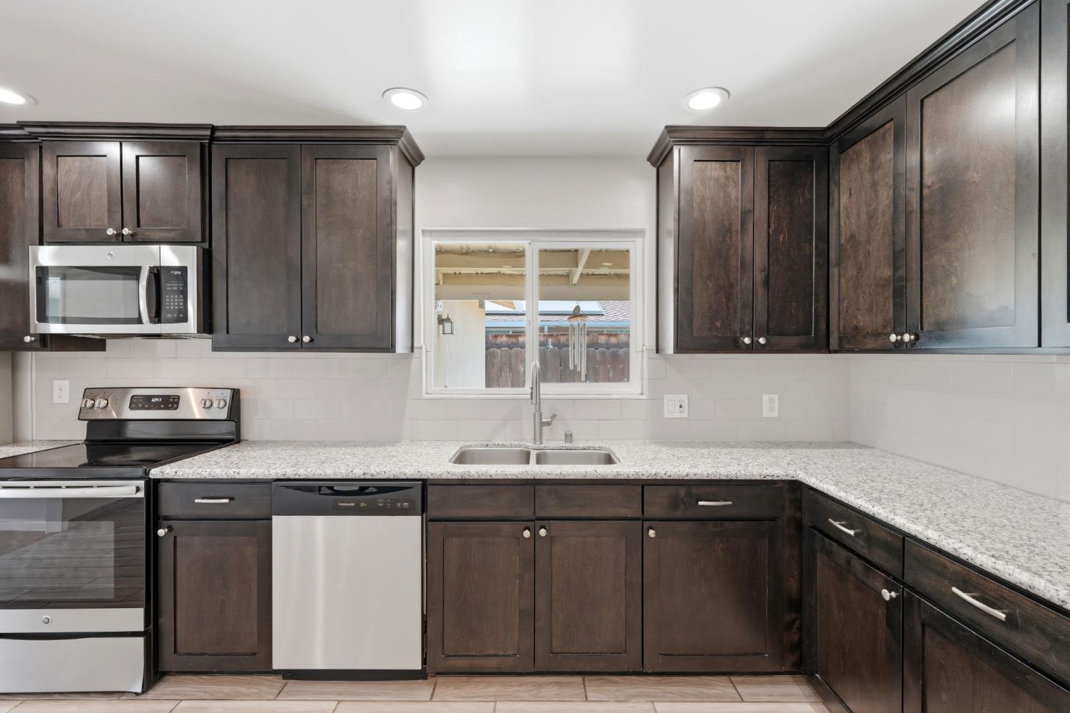335 E Sycamore Dr, Hanford, CA 93230