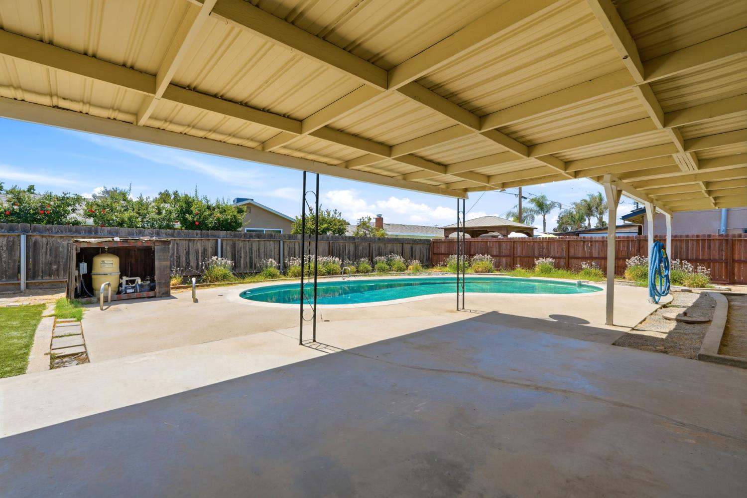 335 E Sycamore Dr, Hanford, CA 93230