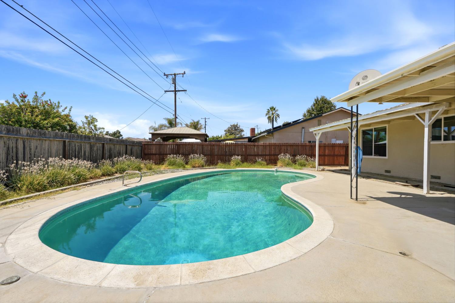 335 E Sycamore Dr, Hanford, CA 93230