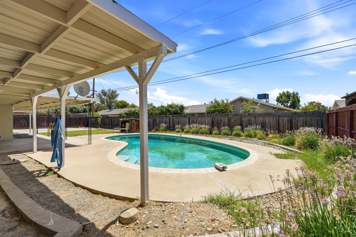335 E Sycamore Dr, Hanford, CA 93230
