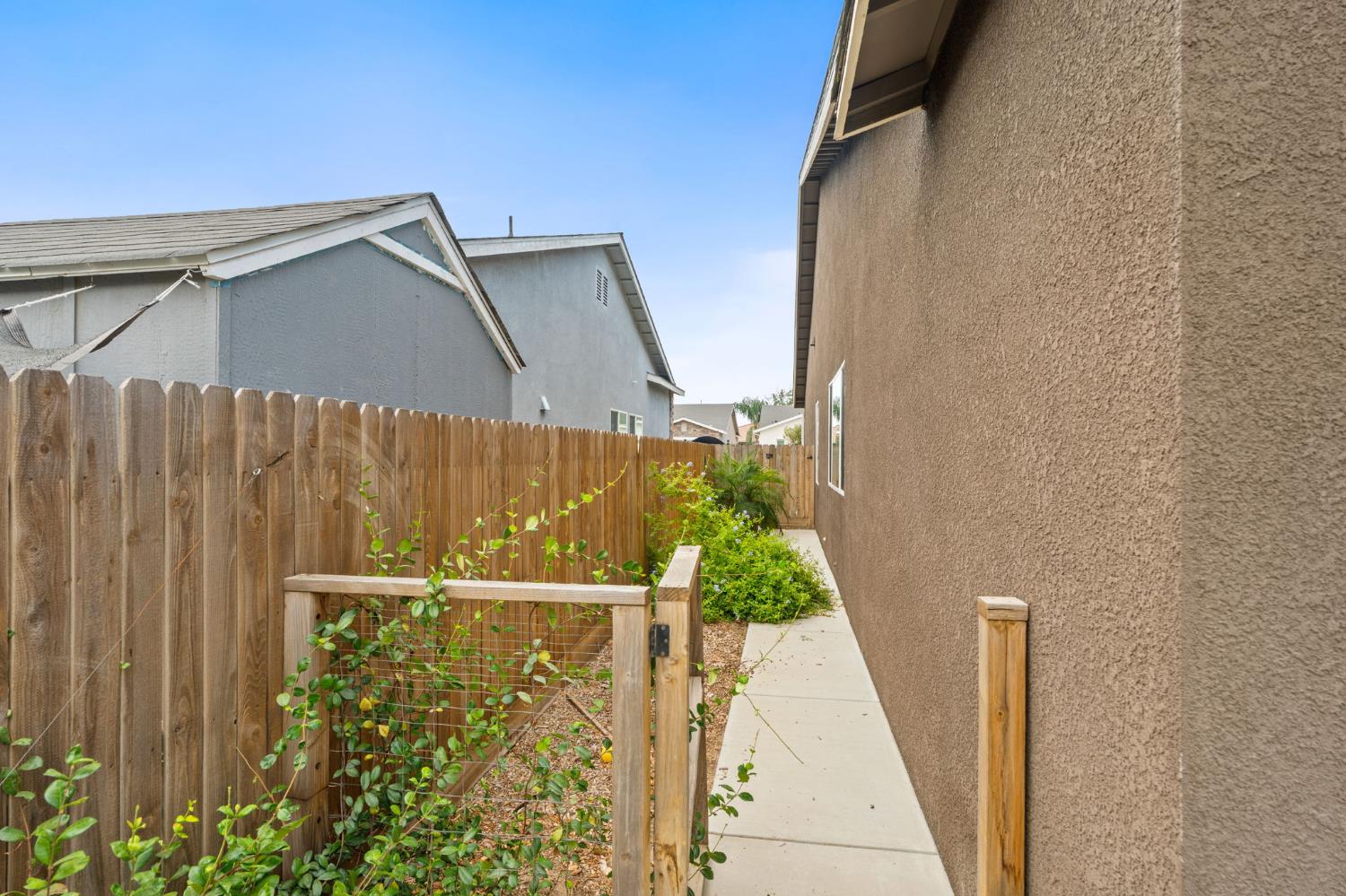 6346 E Fedora Ave, Fresno, CA 93727