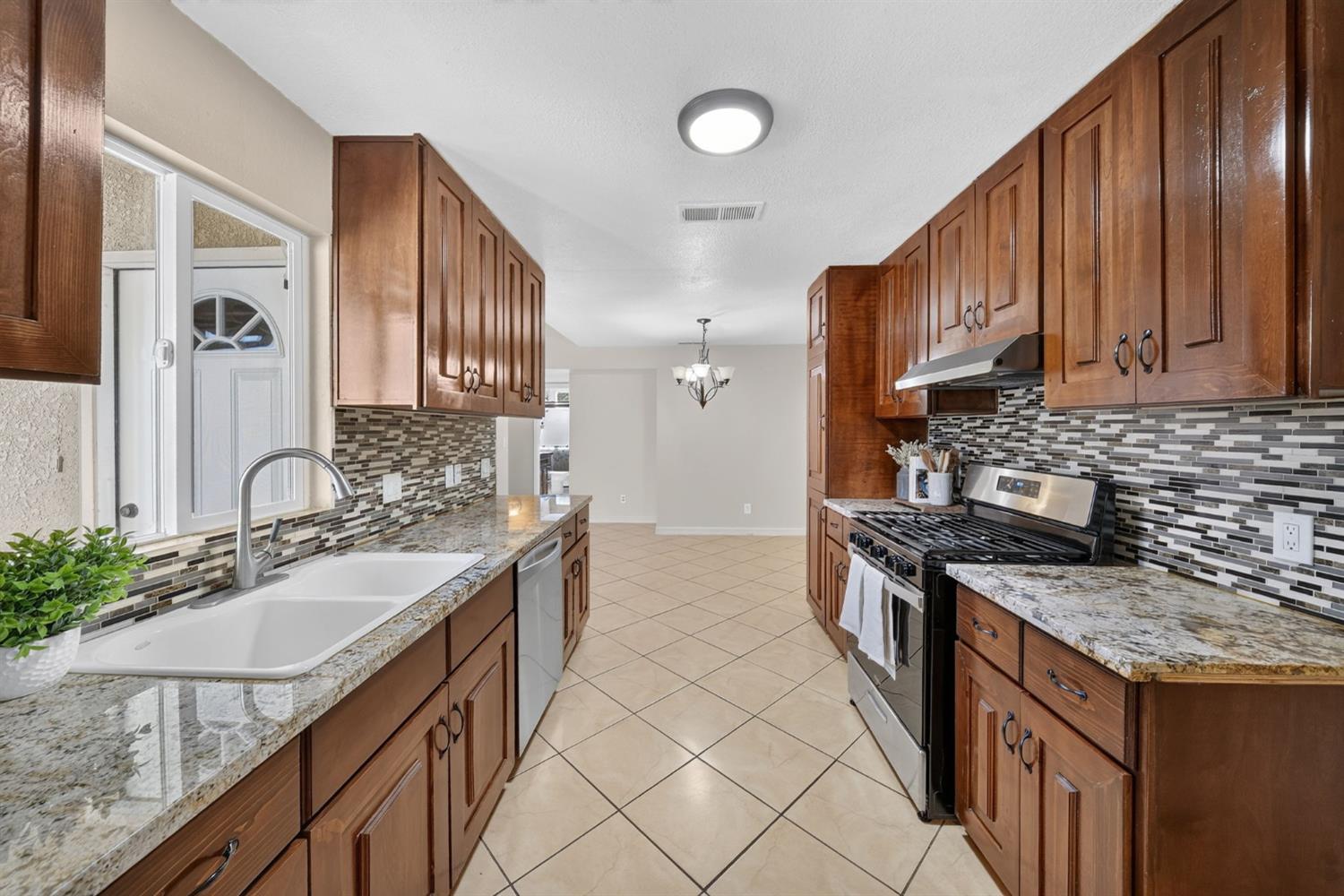 2638 N Selland Ave, Fresno, CA 93722