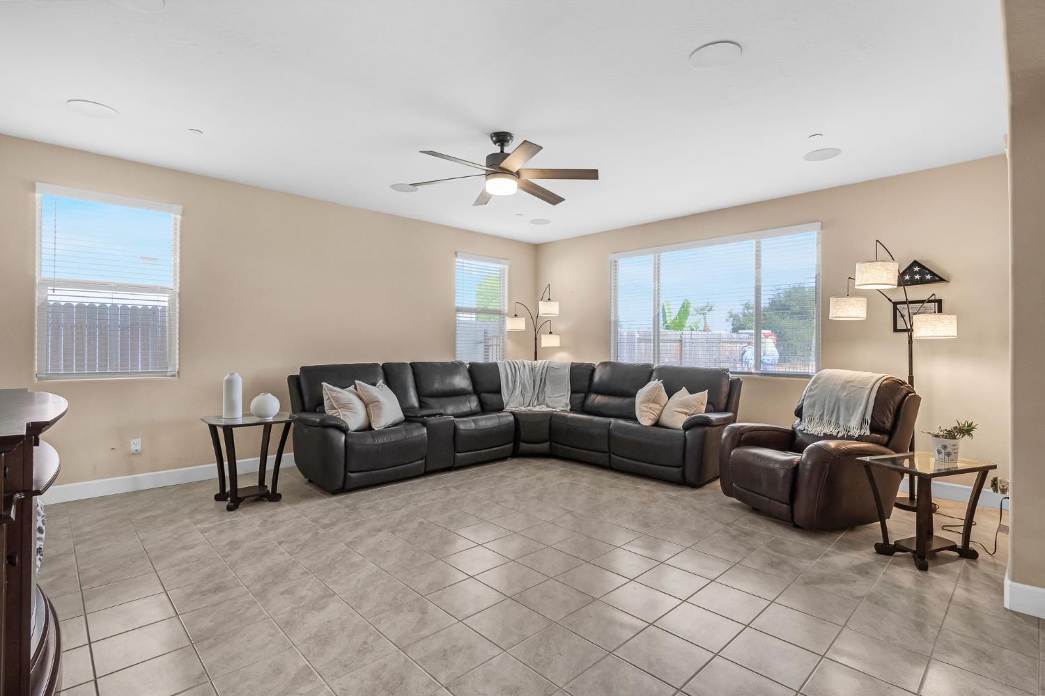 3387 W Kamm Ave, Dinuba, CA 93618
