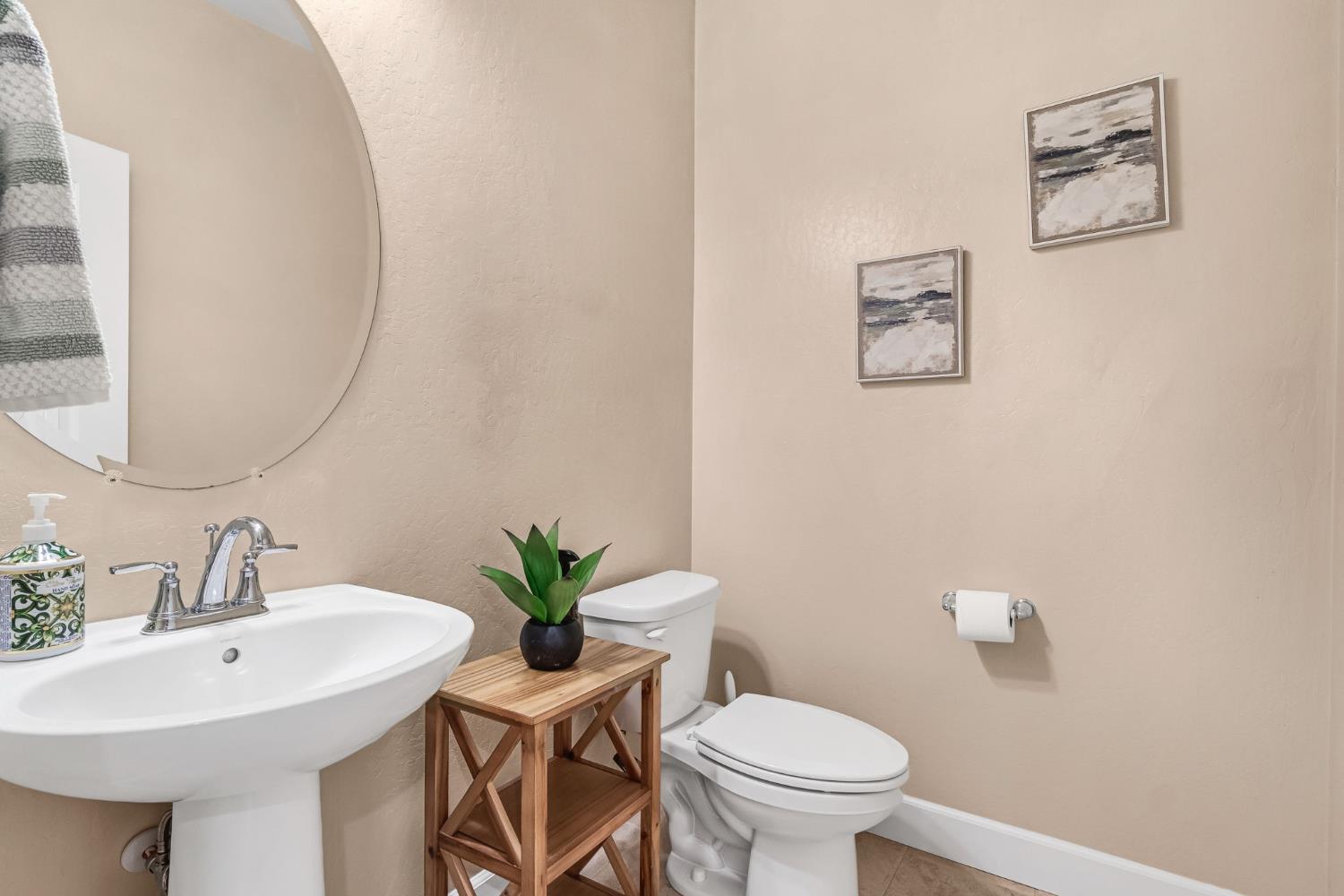 3387 W Kamm Ave, Dinuba, CA 93618