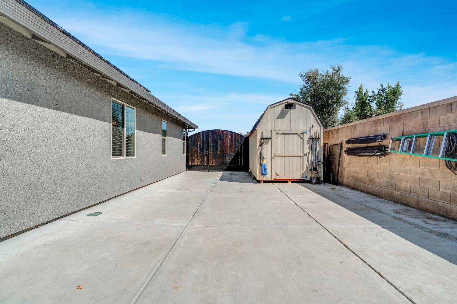 3387 W Kamm Ave, Dinuba, CA 93618