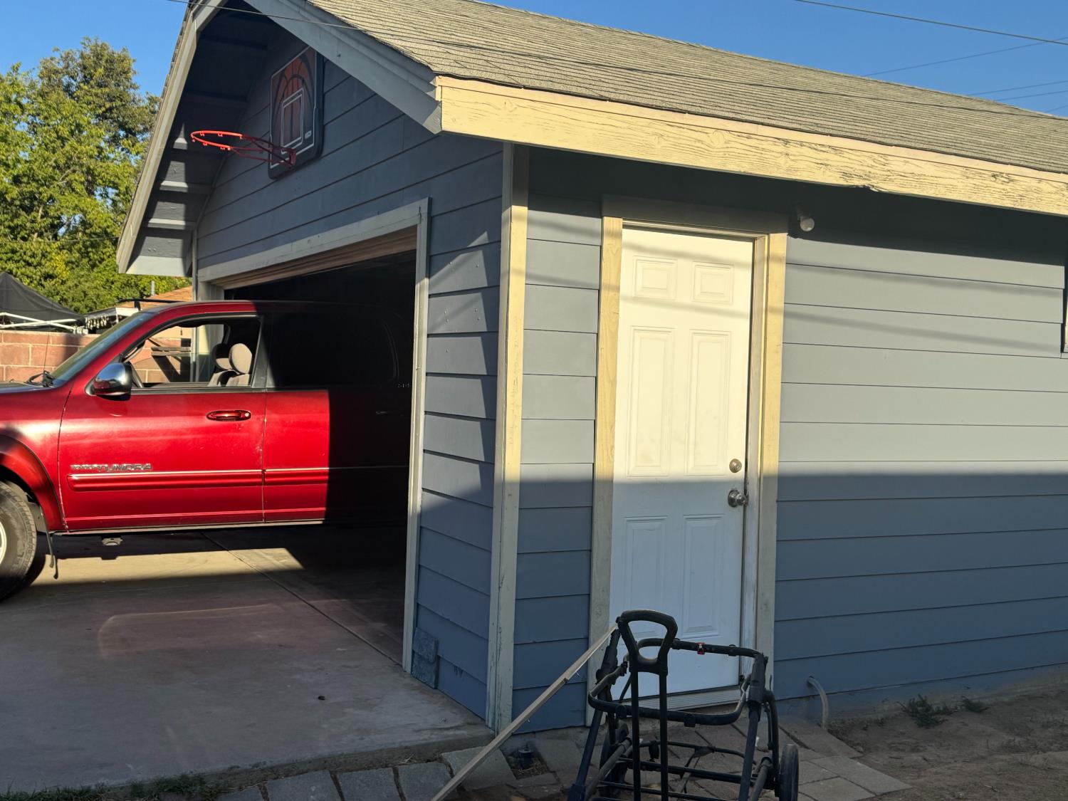575 W Weldon Ave, Fresno, CA 93705