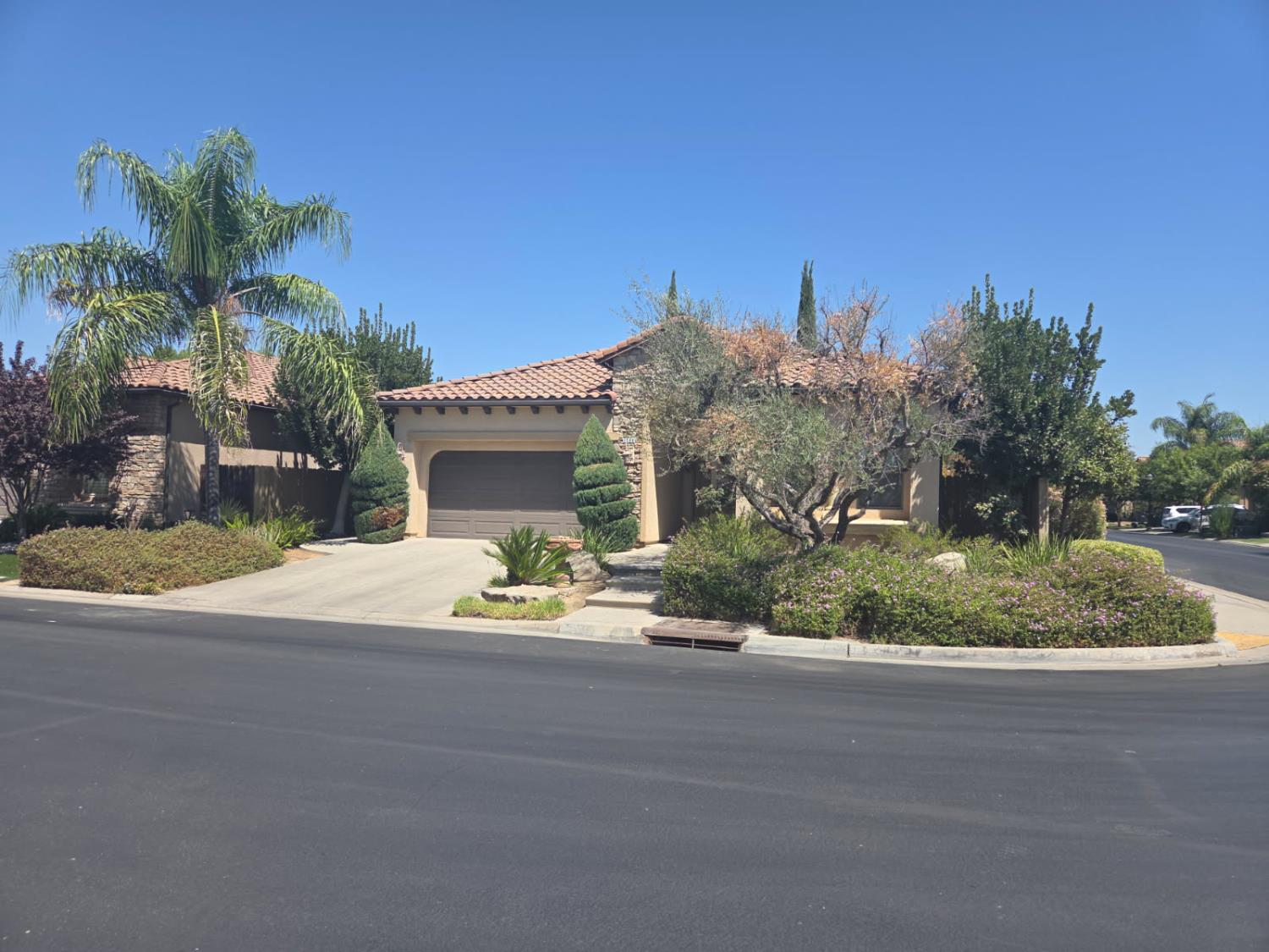 1564 E Via Estrella Dr, Fresno, CA 93730