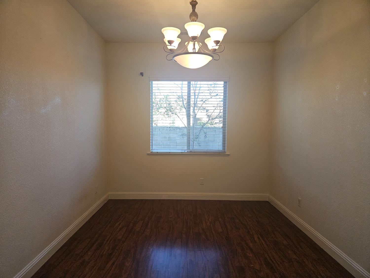 1564 E Via Estrella Dr, Fresno, CA 93730