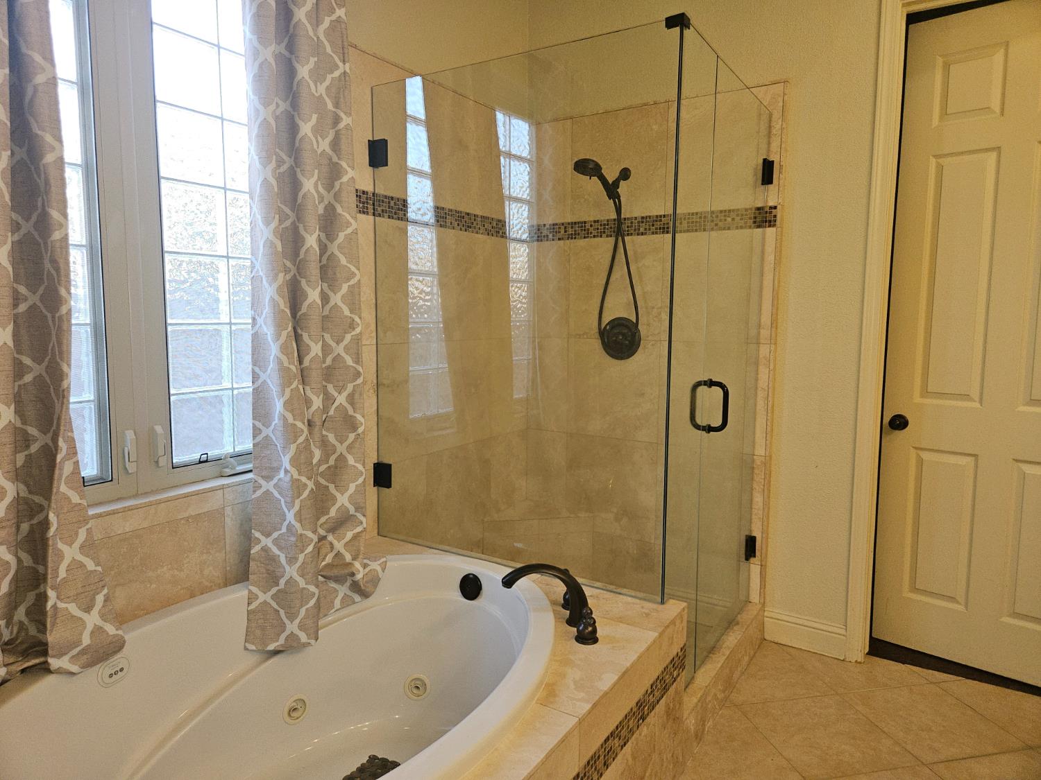 1564 E Via Estrella Dr, Fresno, CA 93730