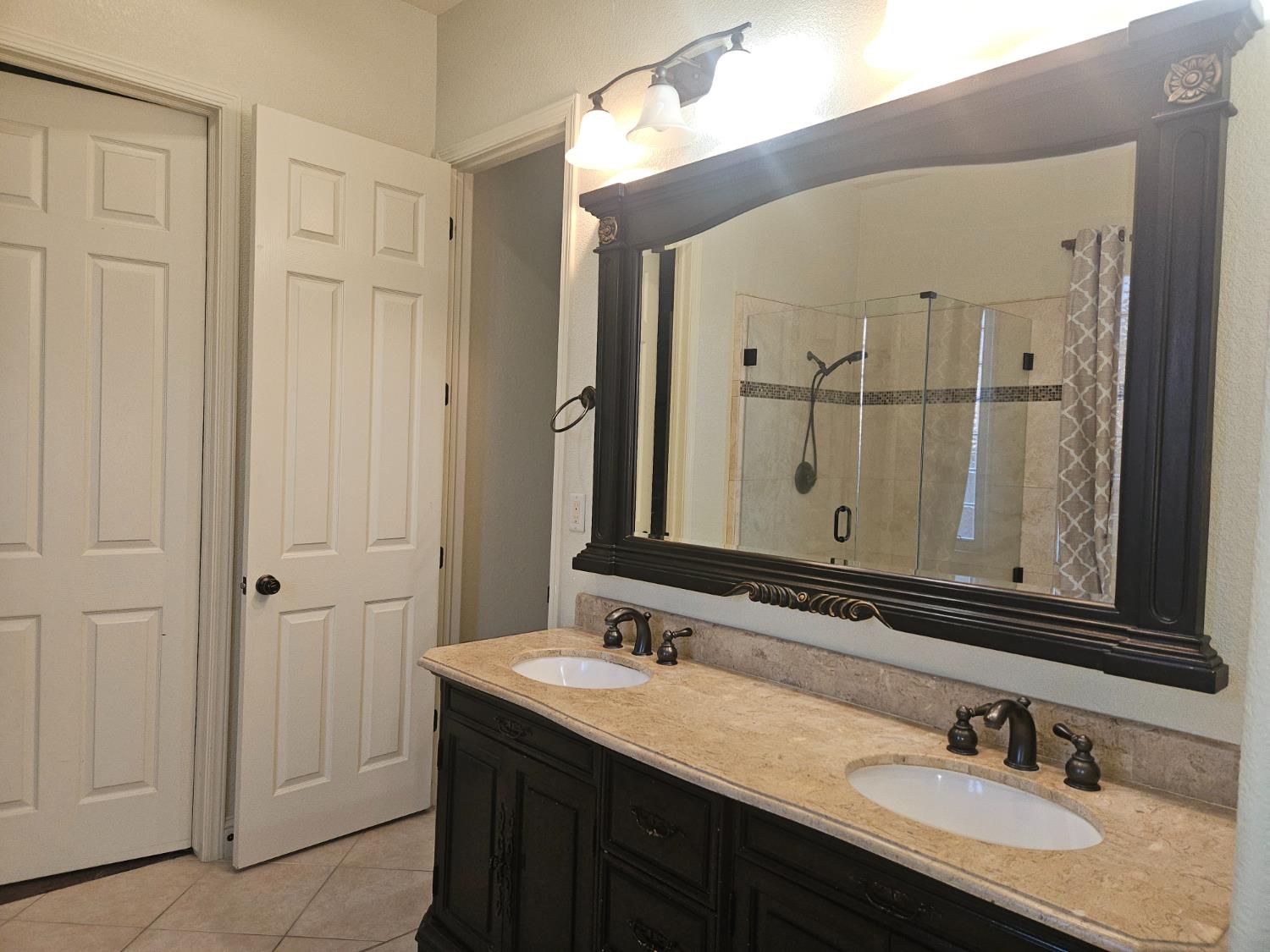 1564 E Via Estrella Dr, Fresno, CA 93730