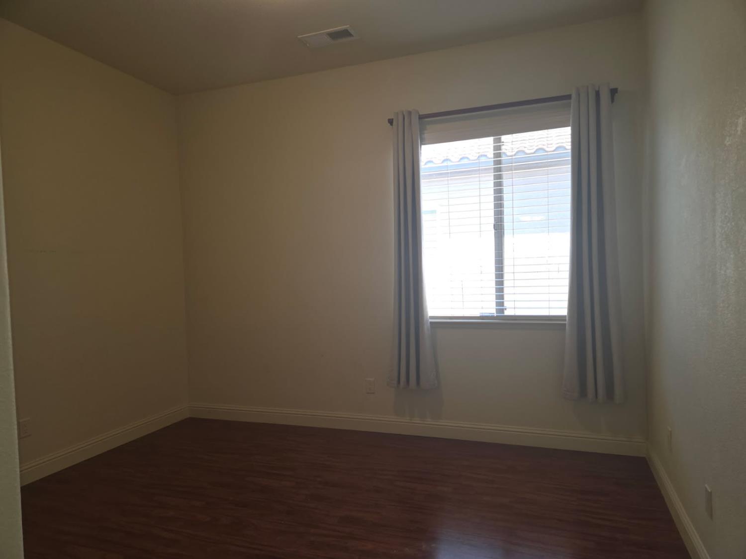 1564 E Via Estrella Dr, Fresno, CA 93730