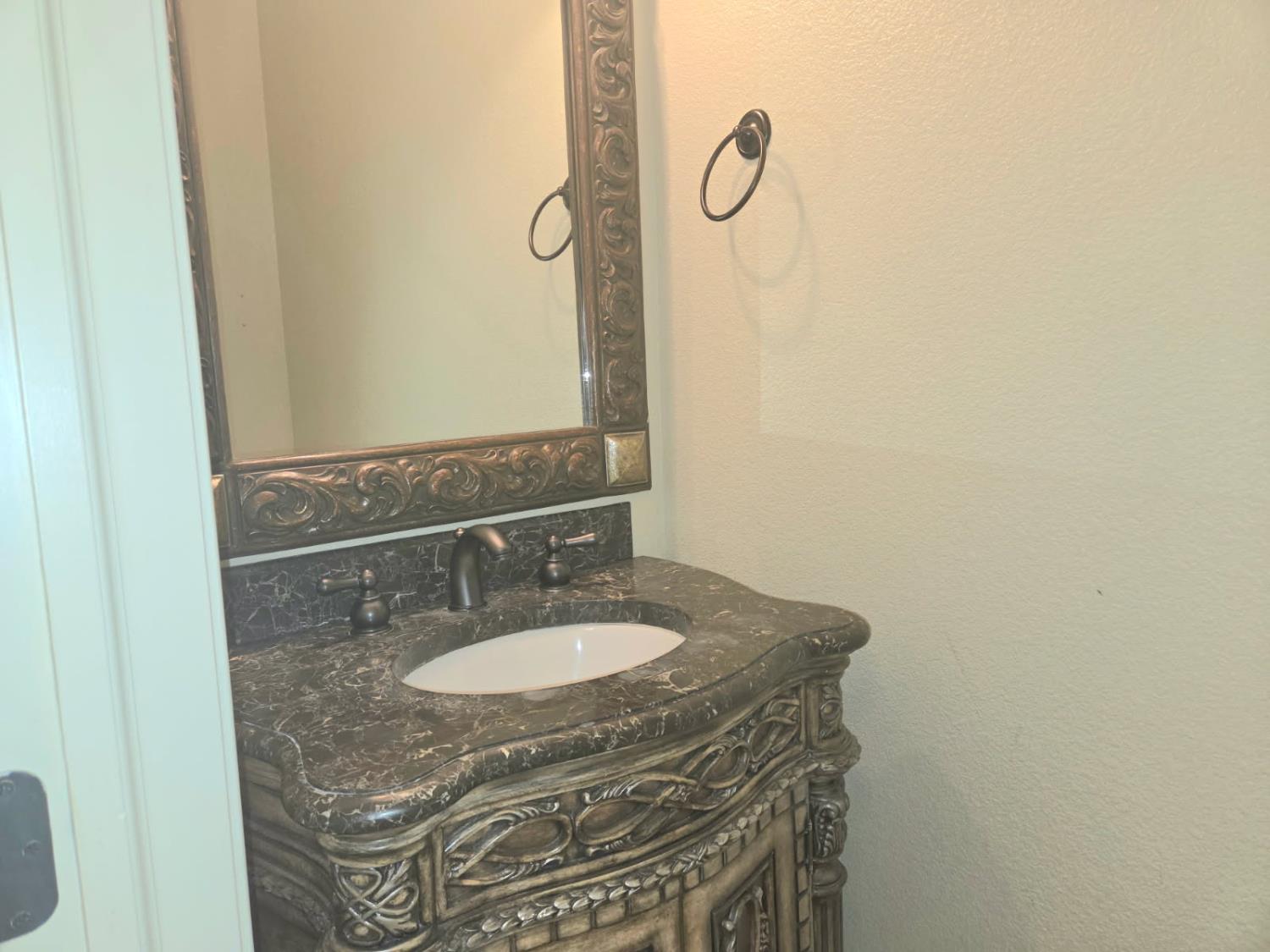 1564 E Via Estrella Dr, Fresno, CA 93730