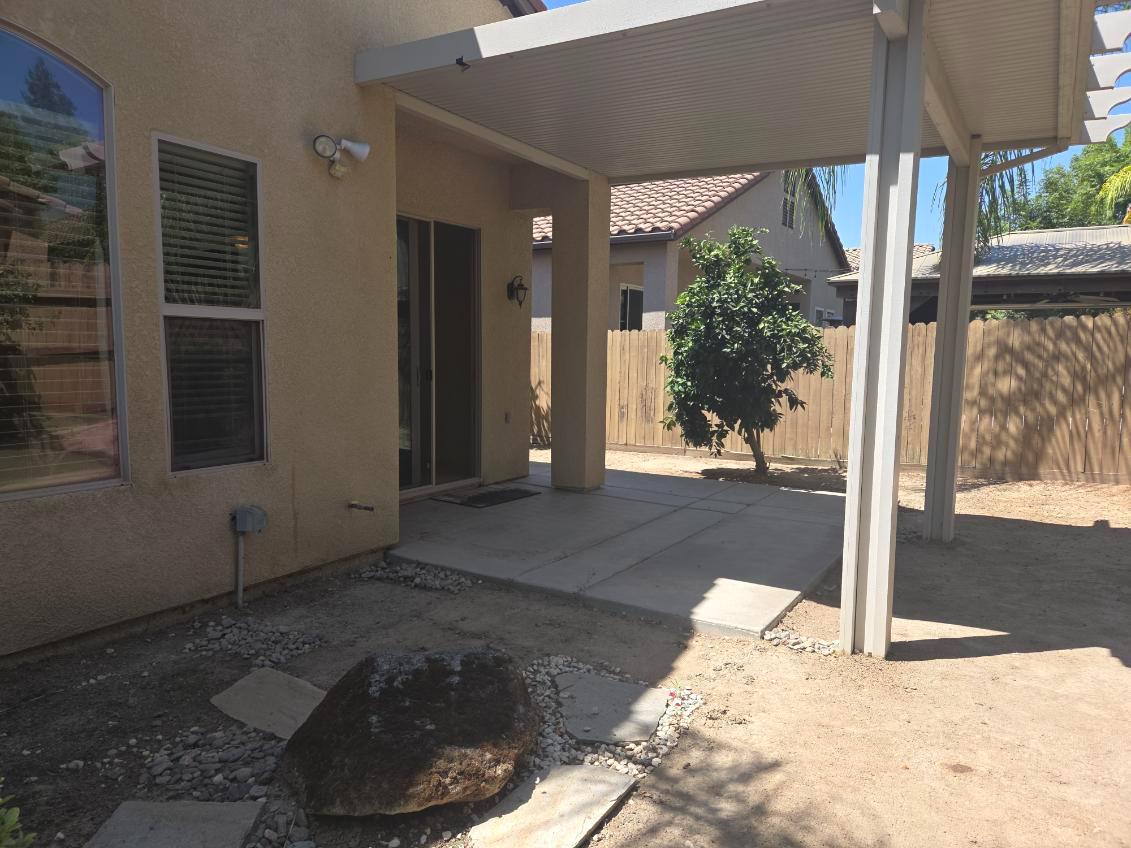 1564 E Via Estrella Dr, Fresno, CA 93730
