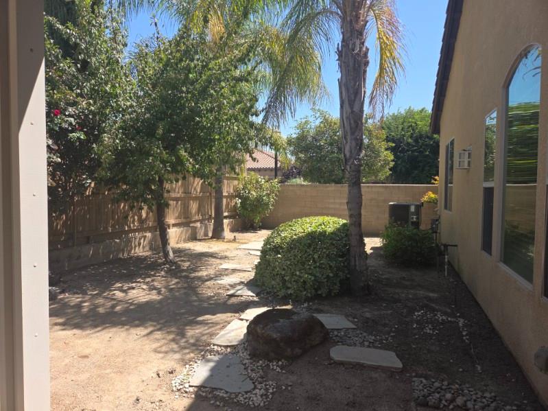 1564 E Via Estrella Dr, Fresno, CA 93730