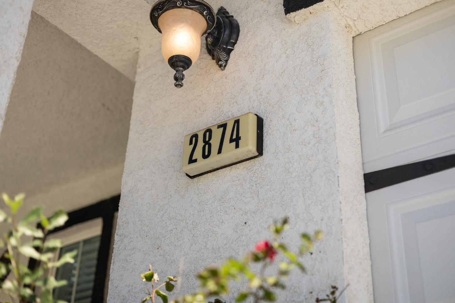 2874 W Porter Ct, Visalia, CA 93291
