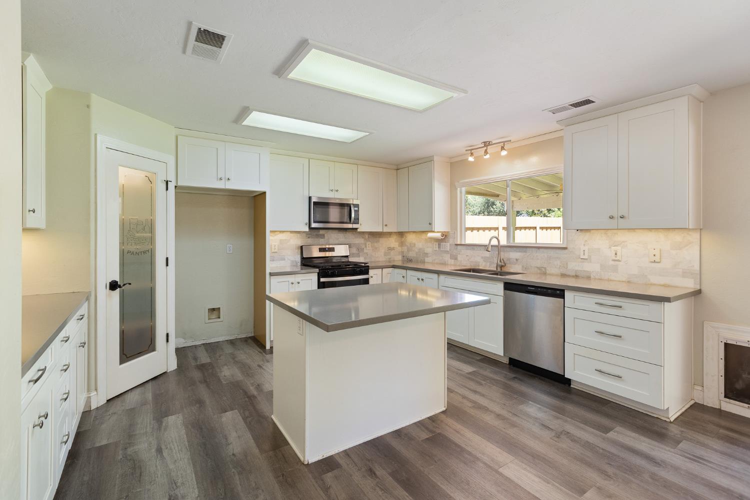2874 W Porter Ct, Visalia, CA 93291