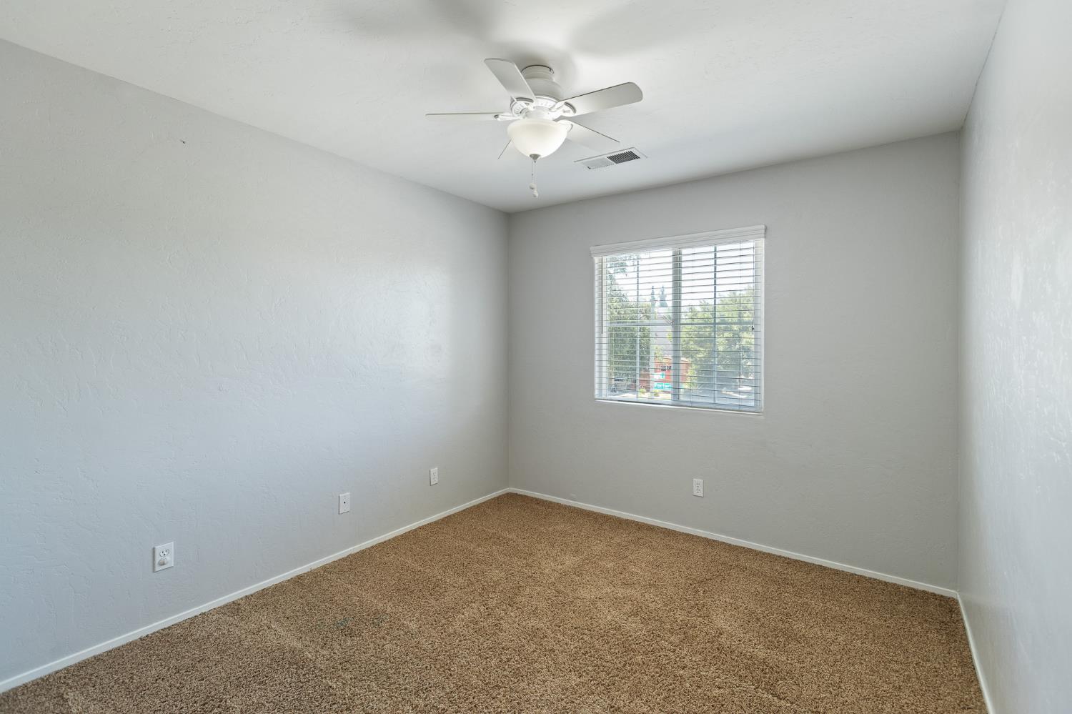 2874 W Porter Ct, Visalia, CA 93291