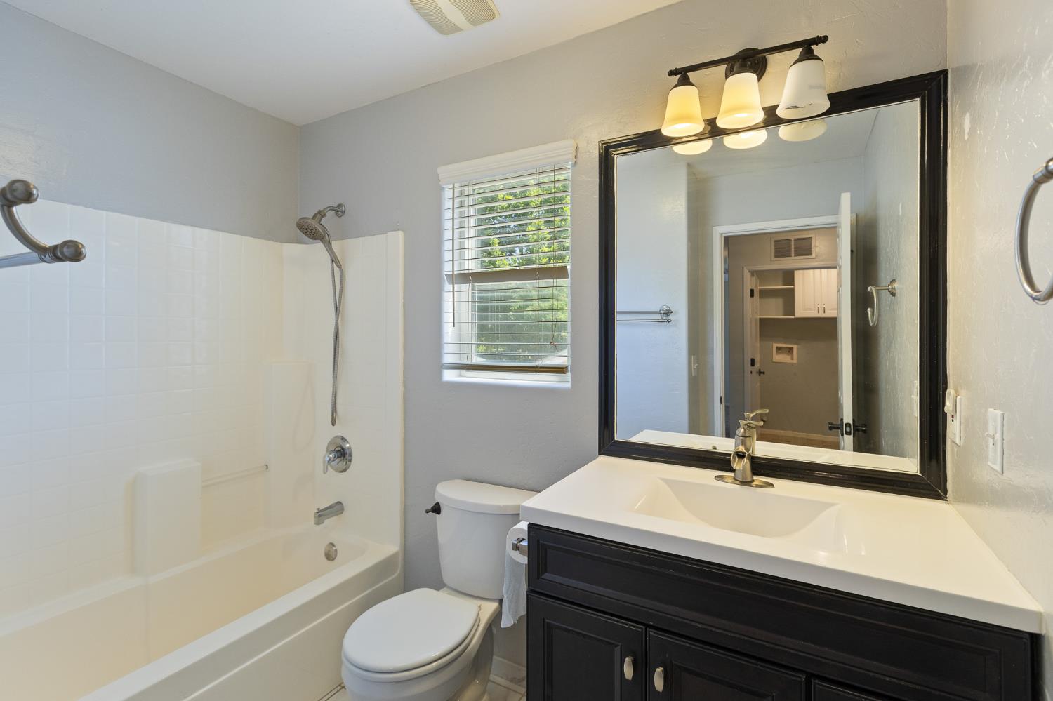 2874 W Porter Ct, Visalia, CA 93291