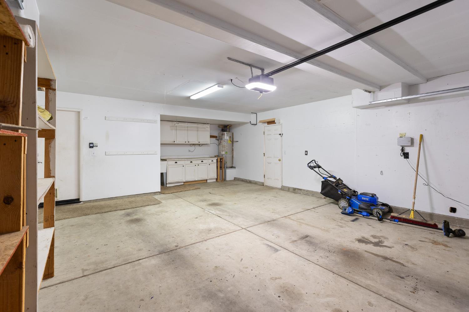 2874 W Porter Ct, Visalia, CA 93291