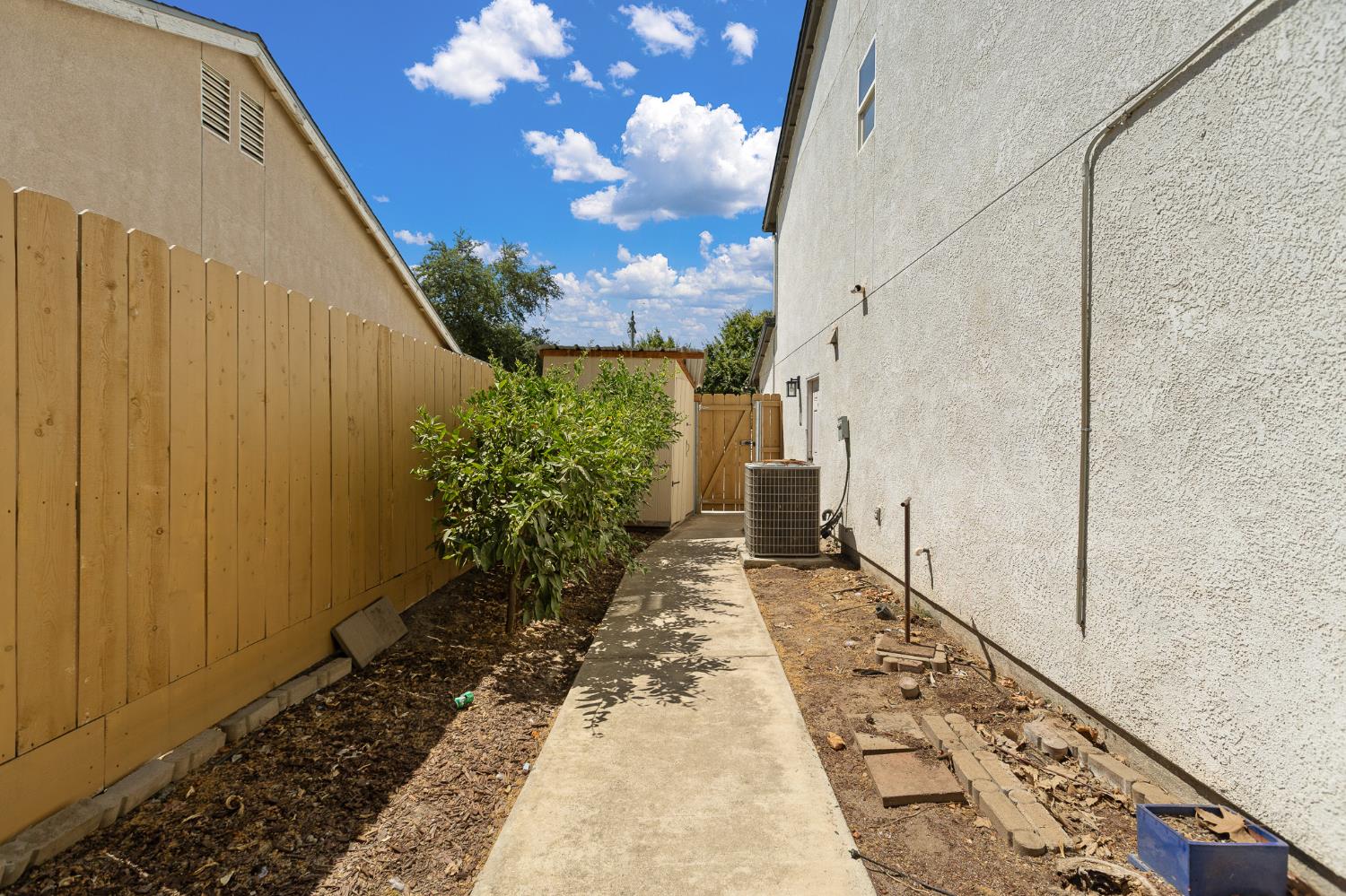 2874 W Porter Ct, Visalia, CA 93291